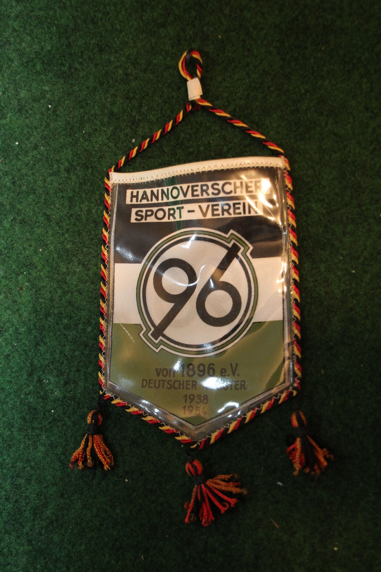 Ein alter Wimpel von Hannover 96, vermutlich aus den 80er Jahren.