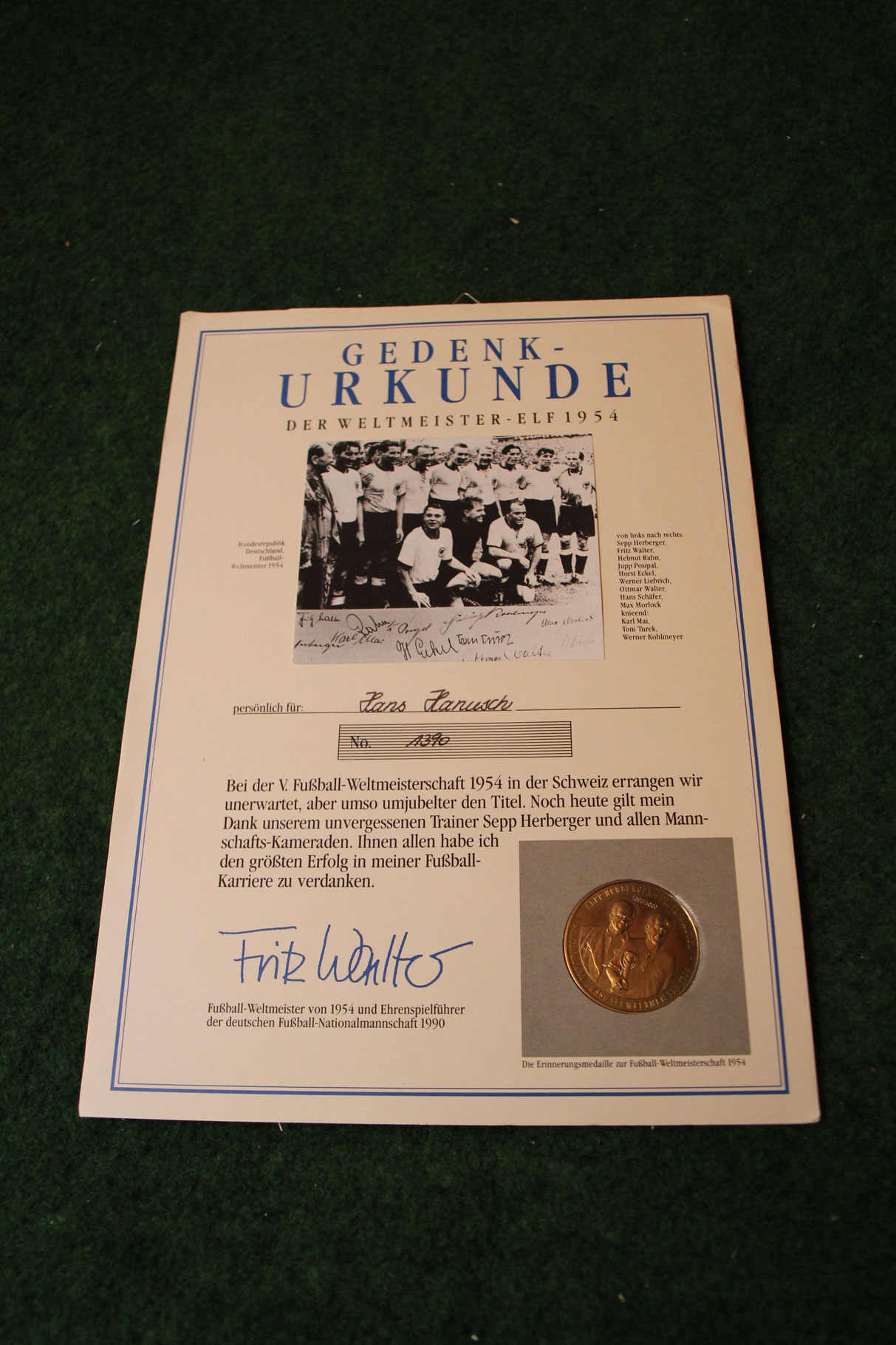 Gedenkurkunde mit den gedruckten Unterschriften der Weltmeister von 1954 inkl. Sammelmünte. Das Pendant zur original unterschriebenen.