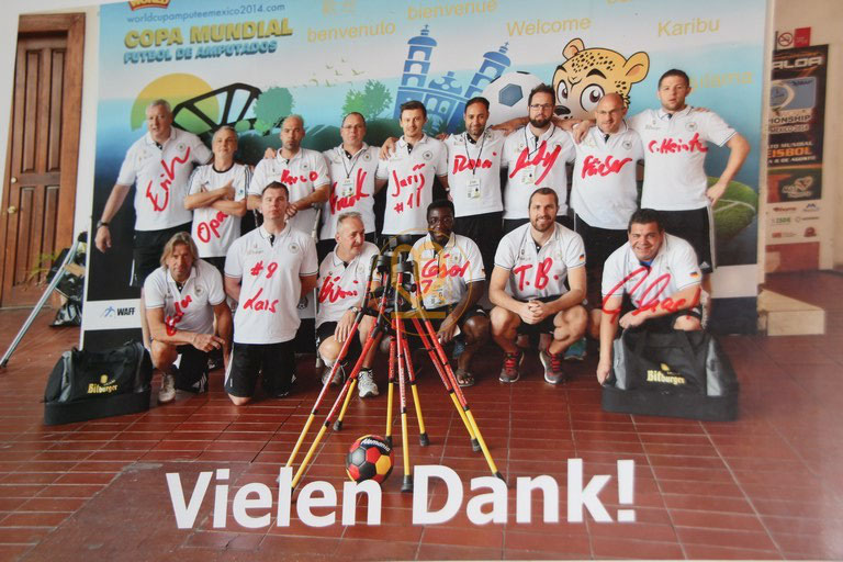 Danksagungsfoto der Fußballnationalmannschaft der Amputierten von der Weltmeisterschaft 2014 mit den original Unterschriften.