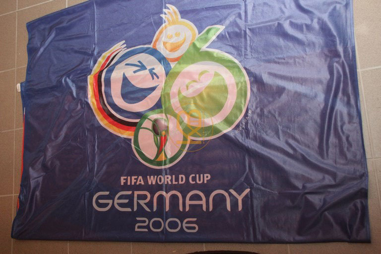 Original Fahne zur WM 2006 in Deutschland mit den Maßen 4x1,5 Metern.