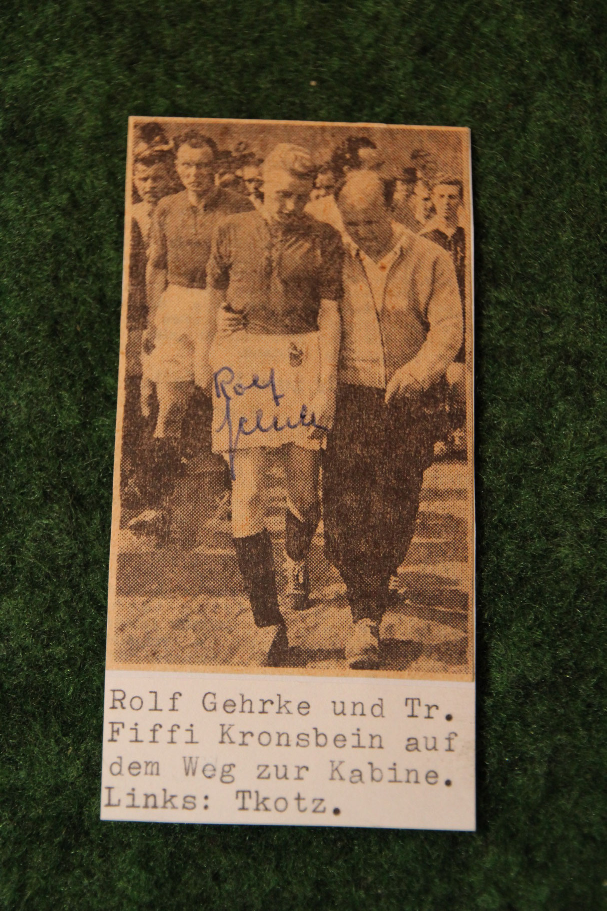 Original Autogramm von Rolf Gehrke auf einem Zeitungsfoto.