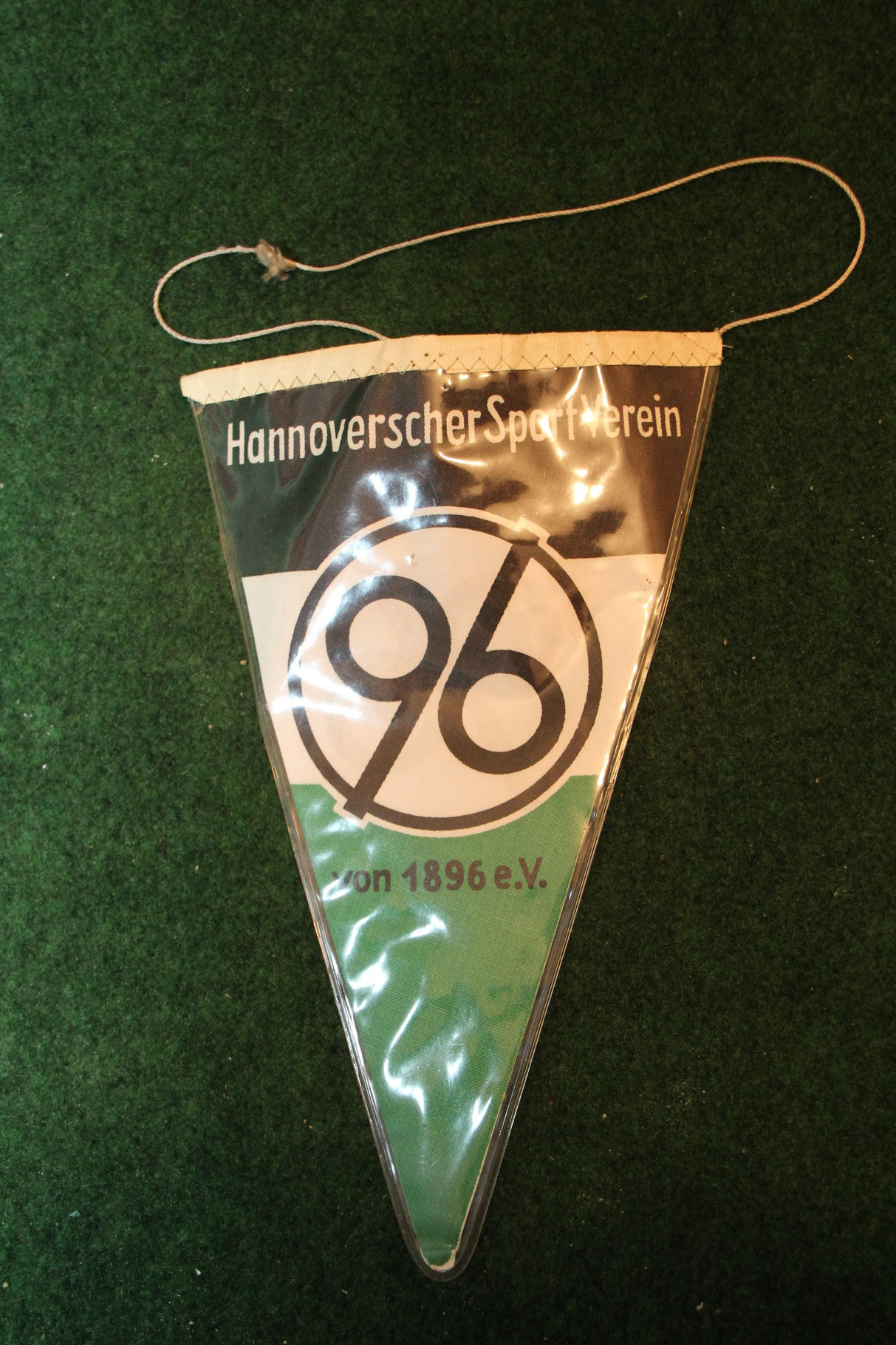Ein alter Wimpel von Hannover 96, vermutlich aus den 70er Jahren.