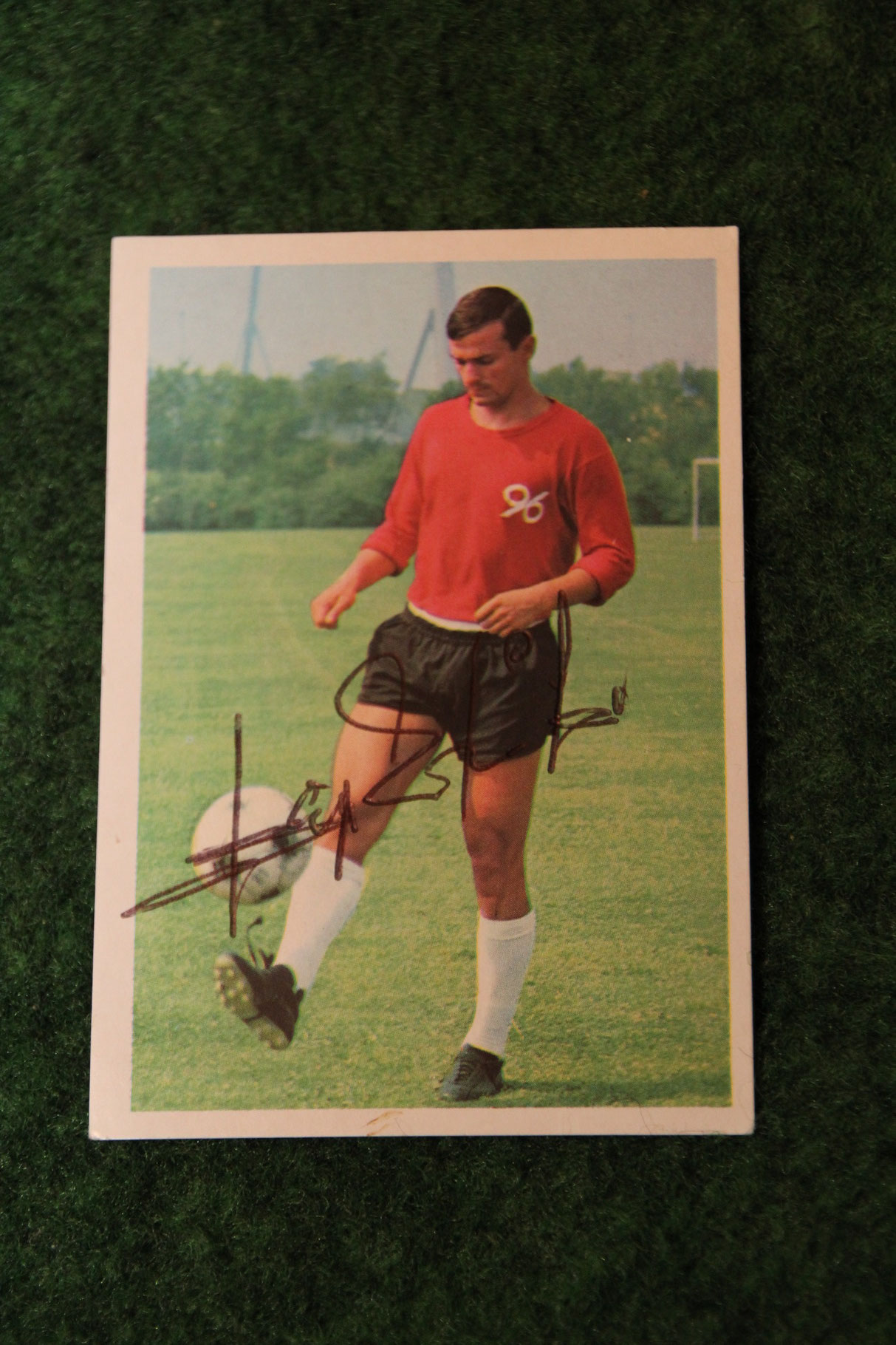Original Autogramm von Josip Skoblar auf einer Bergmann Sammelkarte aus dem Jahr 1968/69.