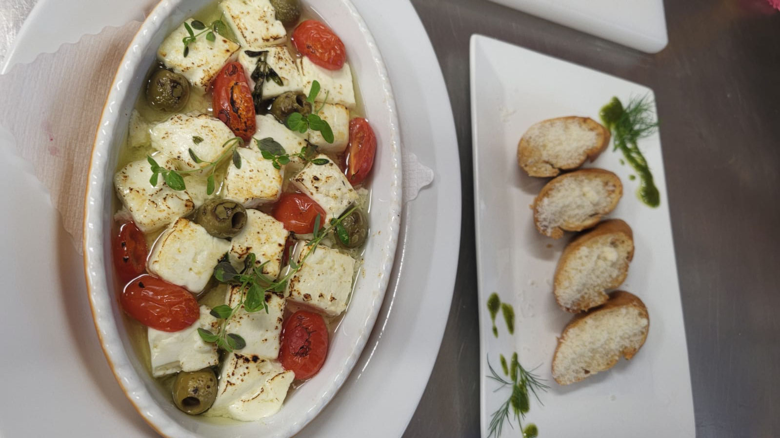 Saganaki mit Parmesan-Crostini