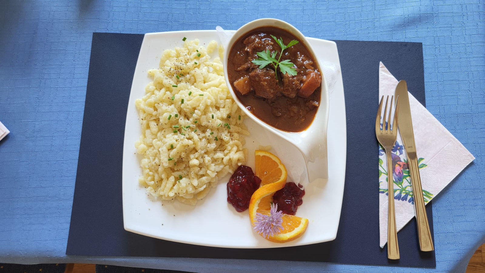 Gulasch mit Butterspätzle