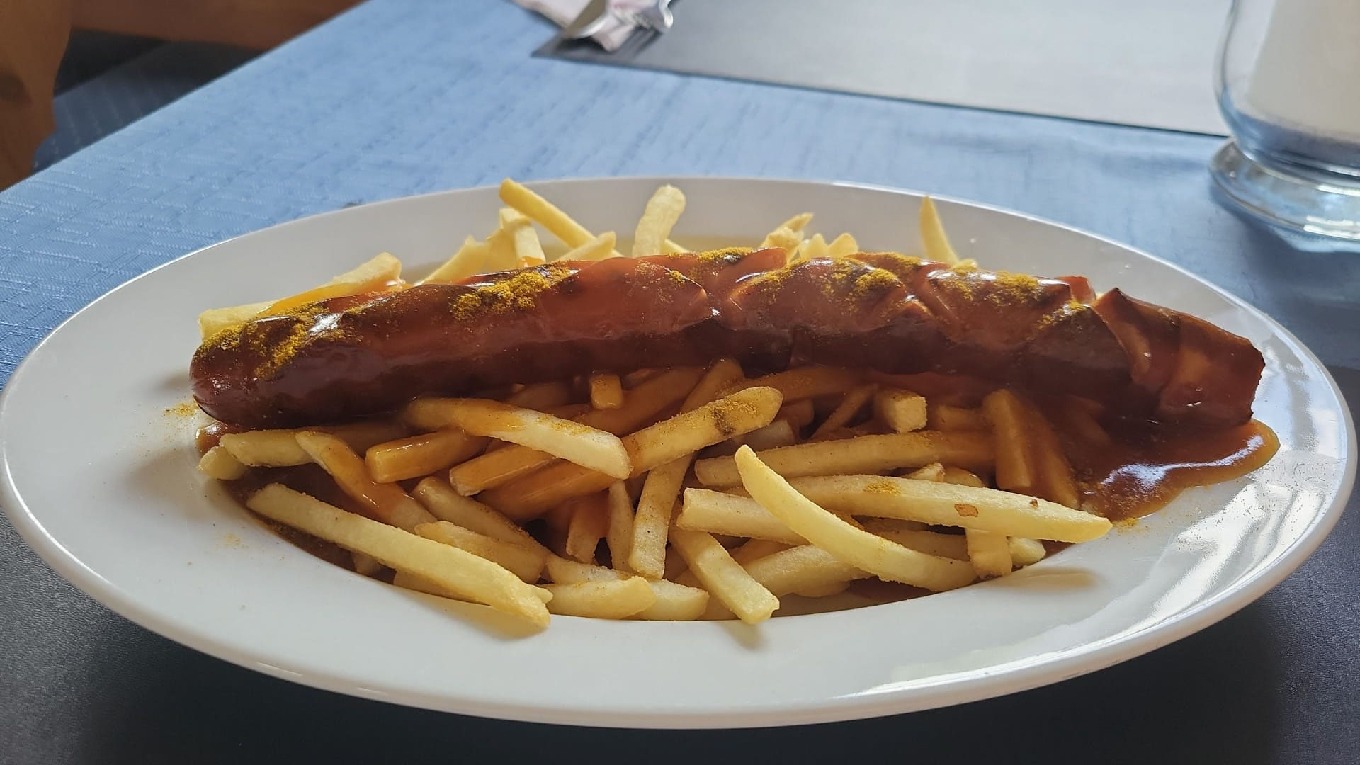 Currywurst mit Pommes