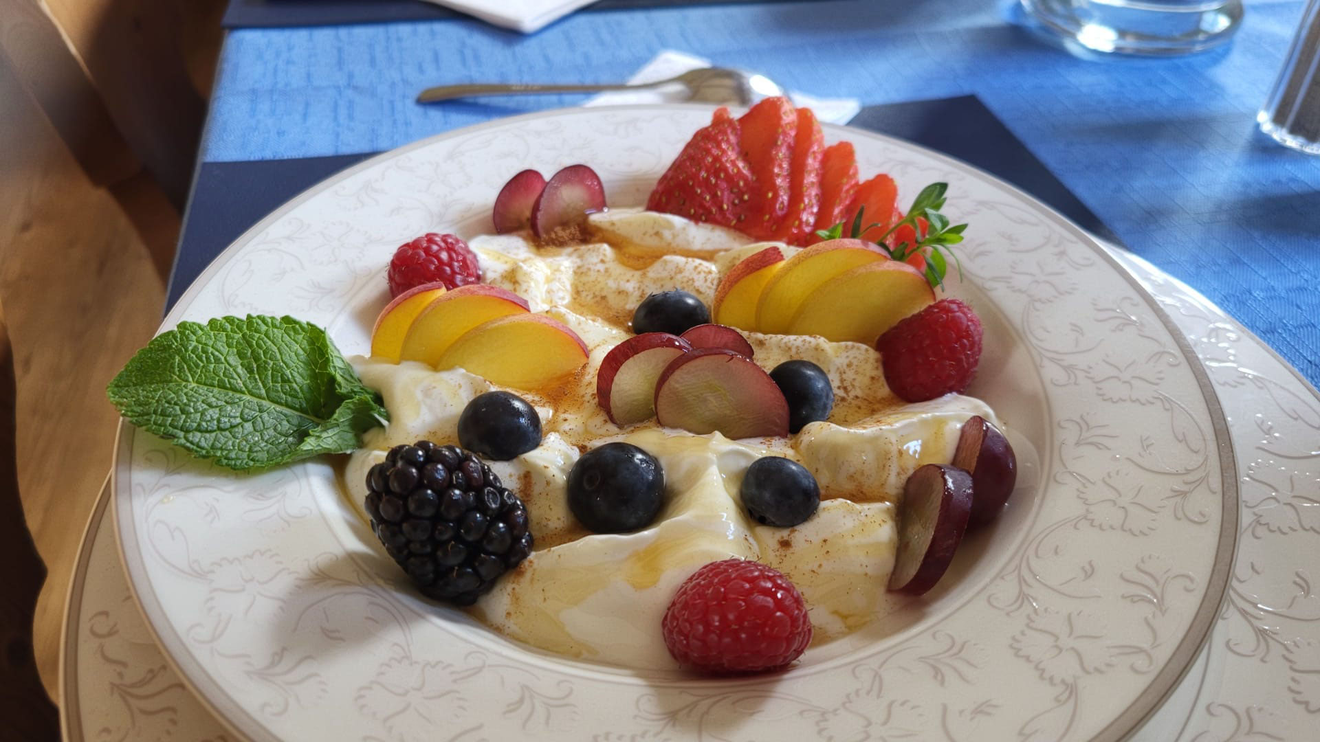 Griechischer Joghurt mit Früchten