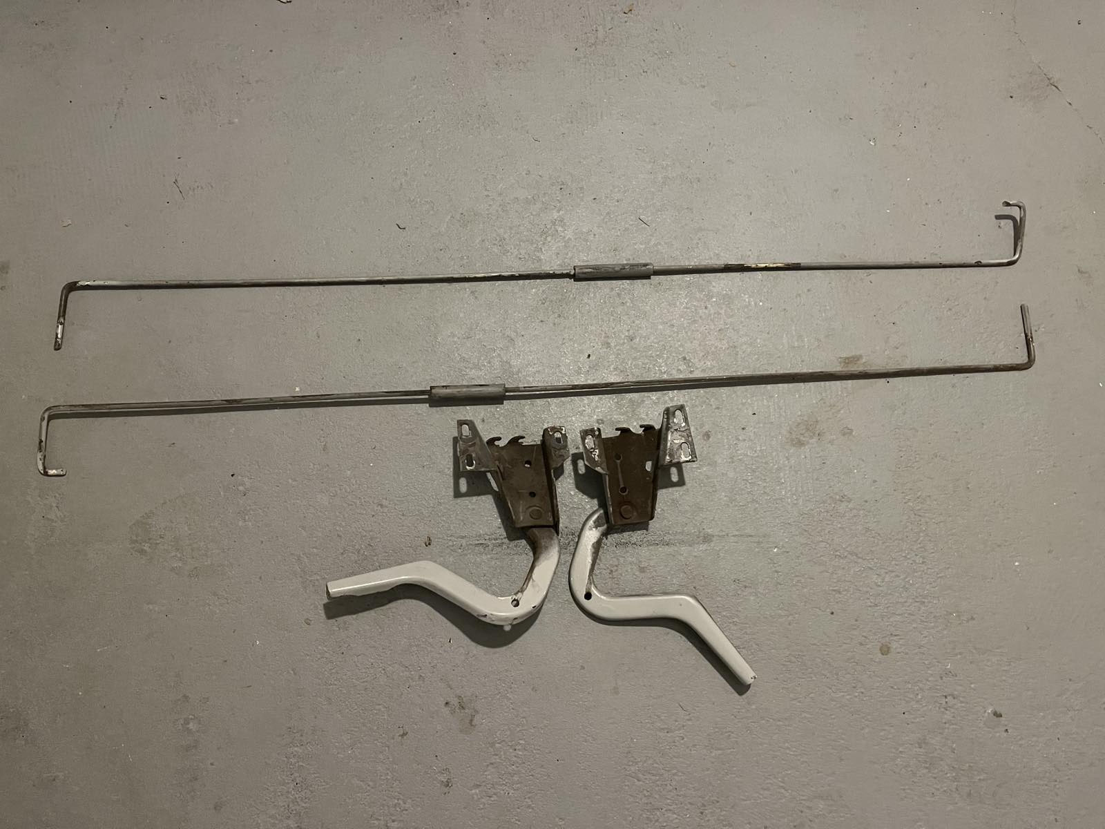 408-5605011-Б Heckklappe Scharnier Feder Drehstabfeder Moskwitsch 408/412/2140. Torsion Rods and Trunk Hinge Moskvich 408/412/2140. Петли и торсионы (пружина) крышки багажника Москвич М408/М412/М2140.