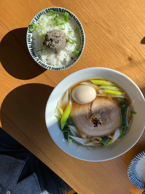 徳田ねぎの極太煮干そば　と煮干しごはん　煮干しの澄んだスープが美味しい！ごはんにもスープをかけていただく