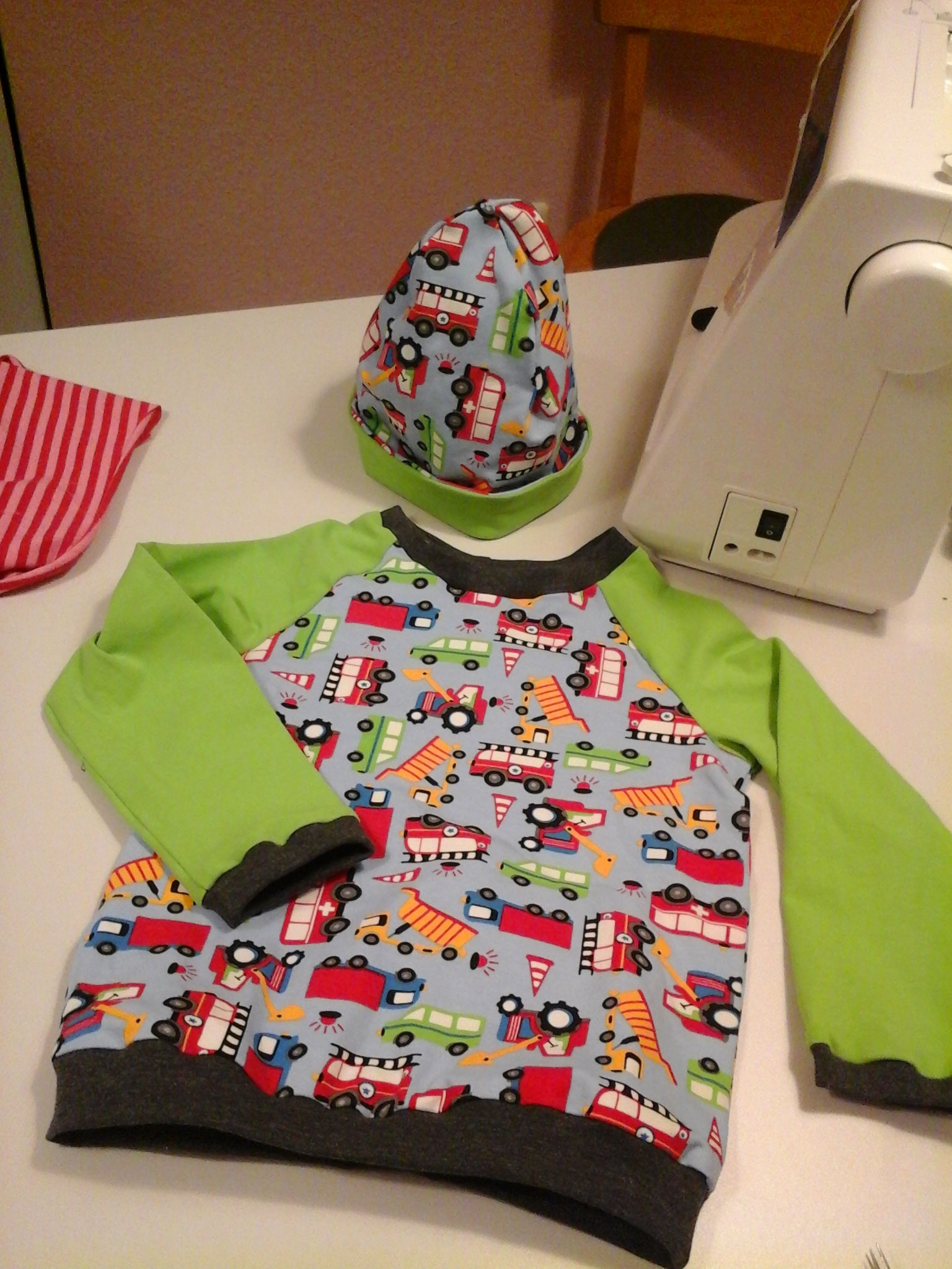 Kinder-Basicshirt - Kurs  und Beanie von N.