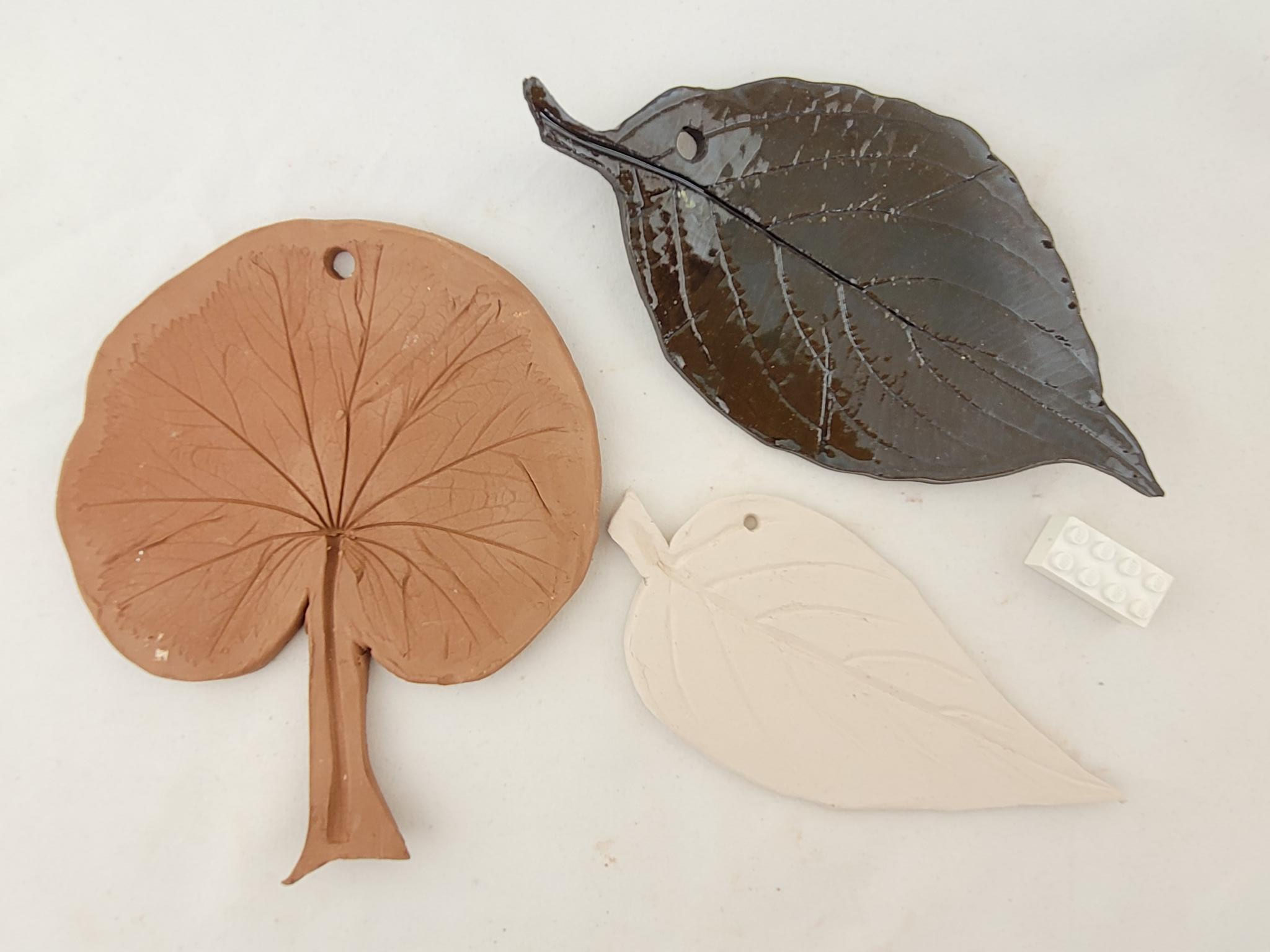 Baum und Blätter mit Blattabdrücken