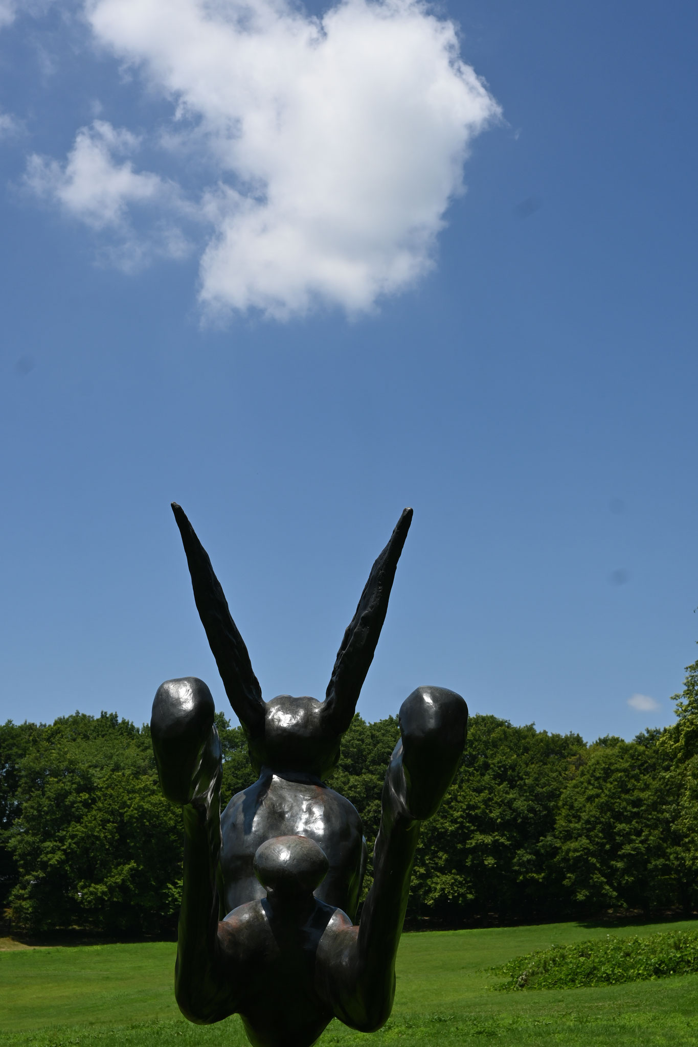 雲に跳ぶ文化の森のウサギ像（7月17日）