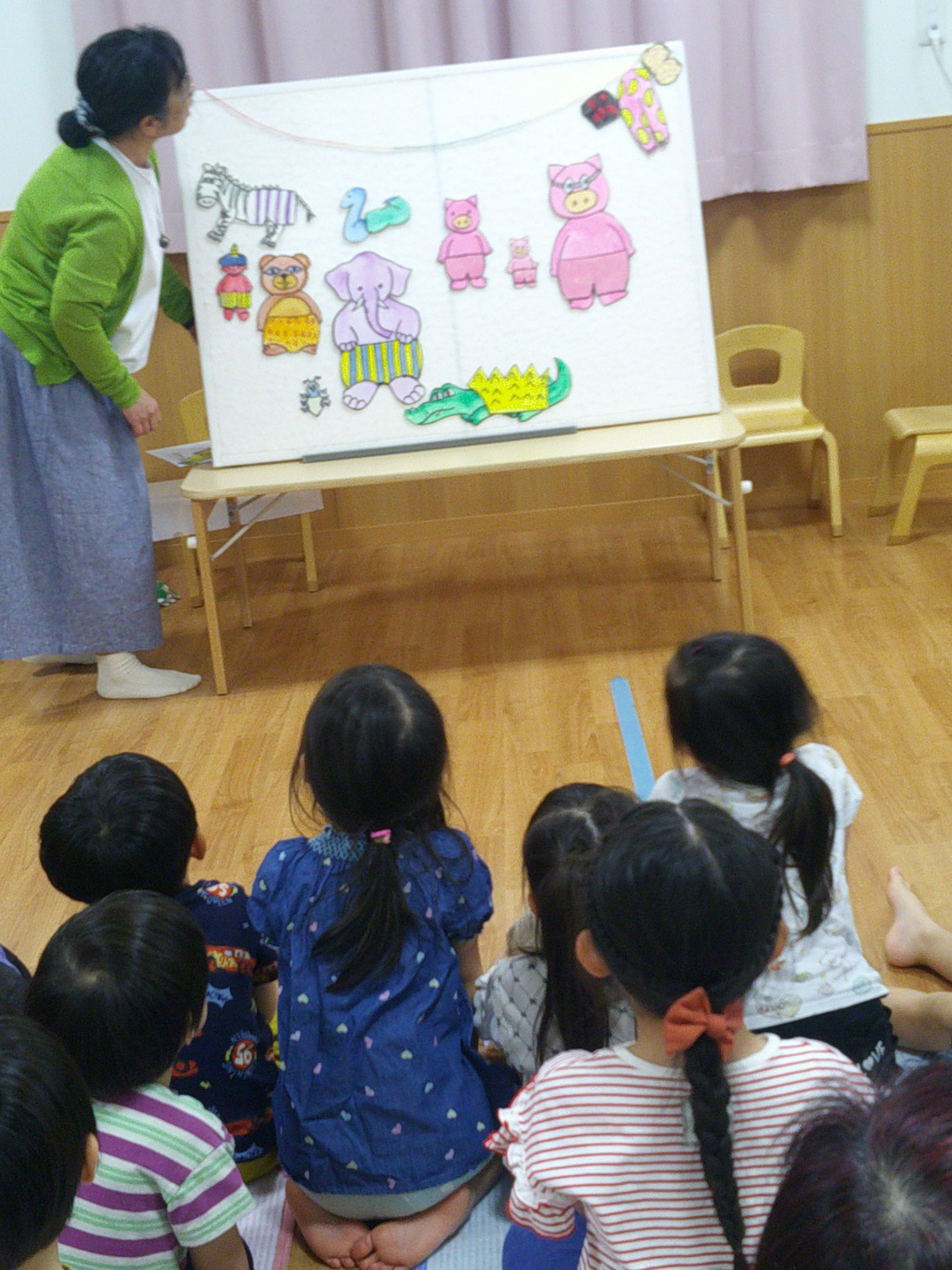 月齢にあわせた内容、お話が盛りだくさんでした。楽しいお話にみんなの目がキラキラでした。