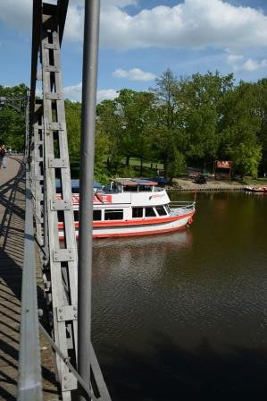 MS Händel II bei der Durchfahrt an der Peißnitzbrücke ( "Brücke der Freundschaft")