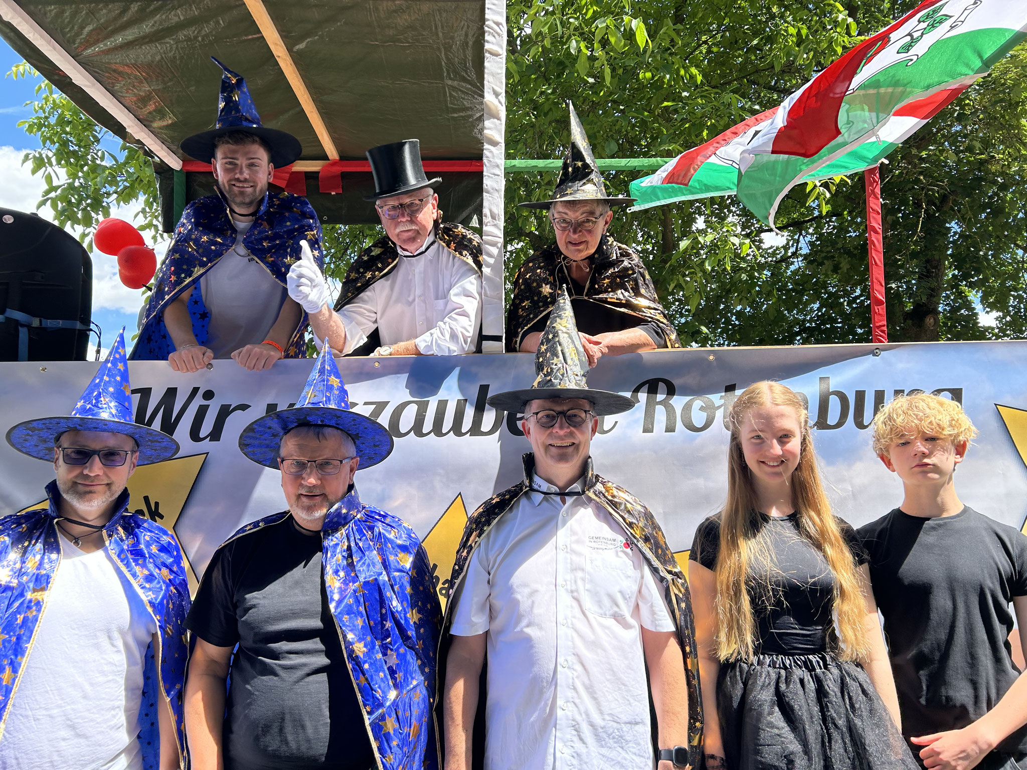 Eine bunte Truppe: DJ Manu, Kalle, Waltraud (oben) sowie Maik, Jürgen, Ralph, Franzi und Tim