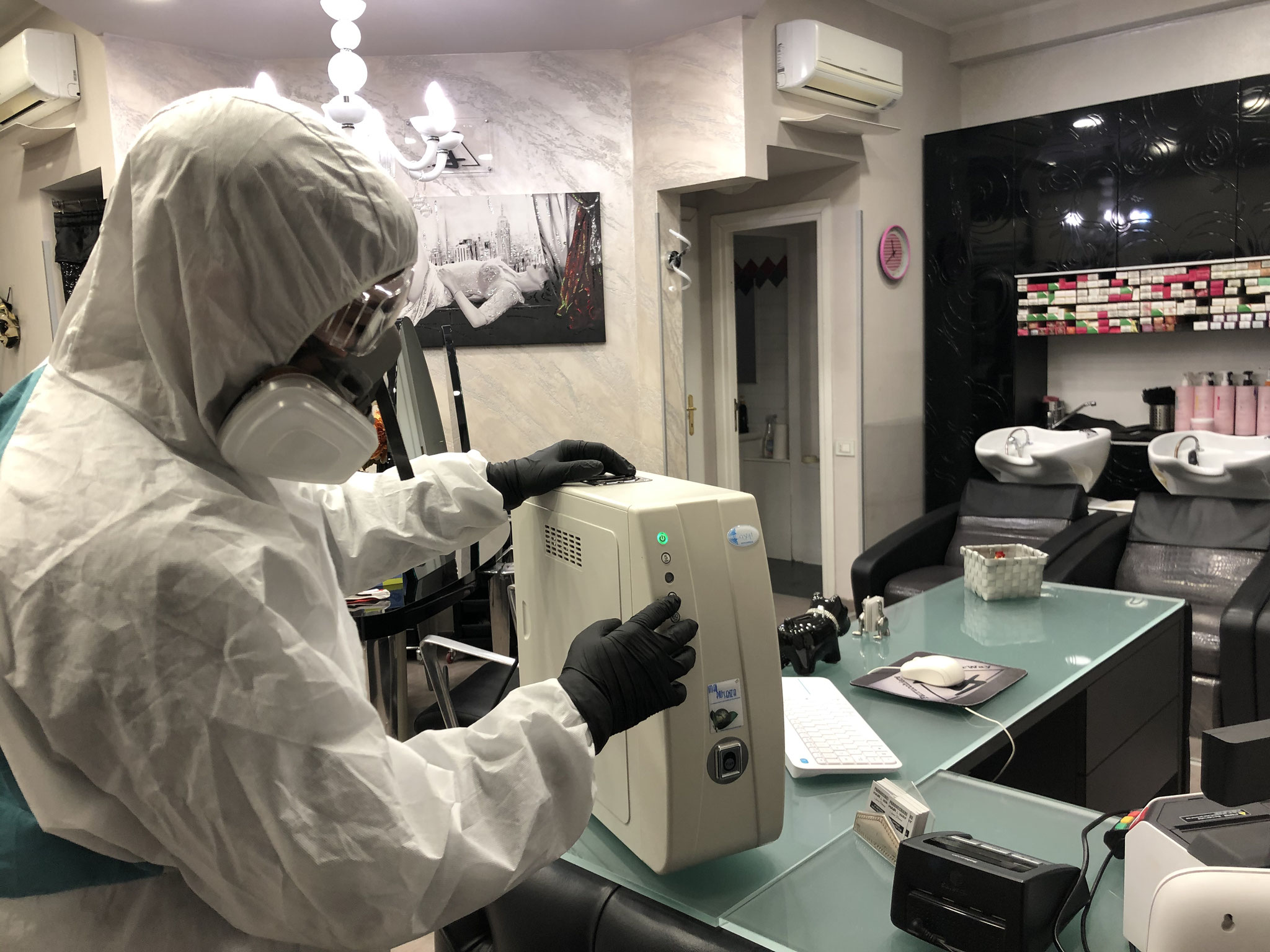 Disinfezione dei virus con ozono di un parrucchiere a Roma