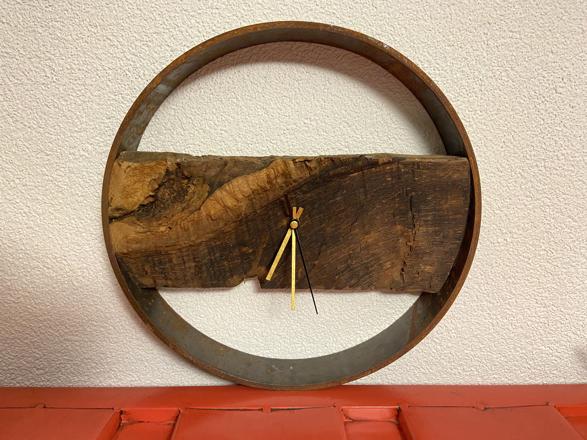 Wand- oder Tisch-Funk-Uhr mit rostigem Stahlring und verwittertem Eichenbalken-Brett, 150.- CHF