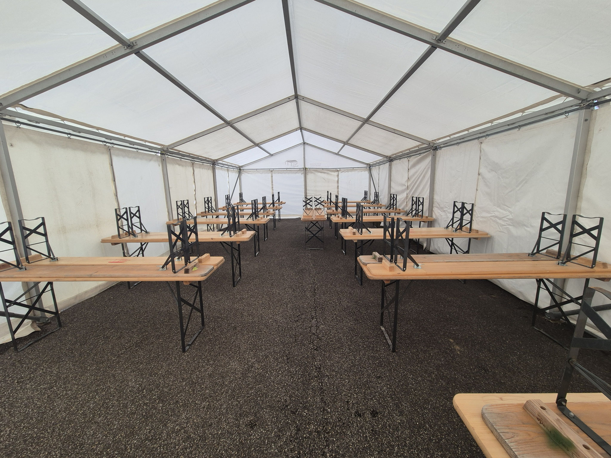Zelt 6x12 Meter mit Tischgarnituren