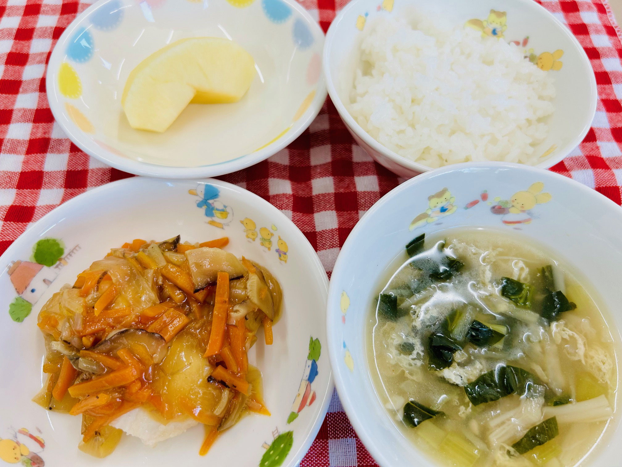 6/30　ご飯  みそ汁  ささみの野菜あんかけ  りんご