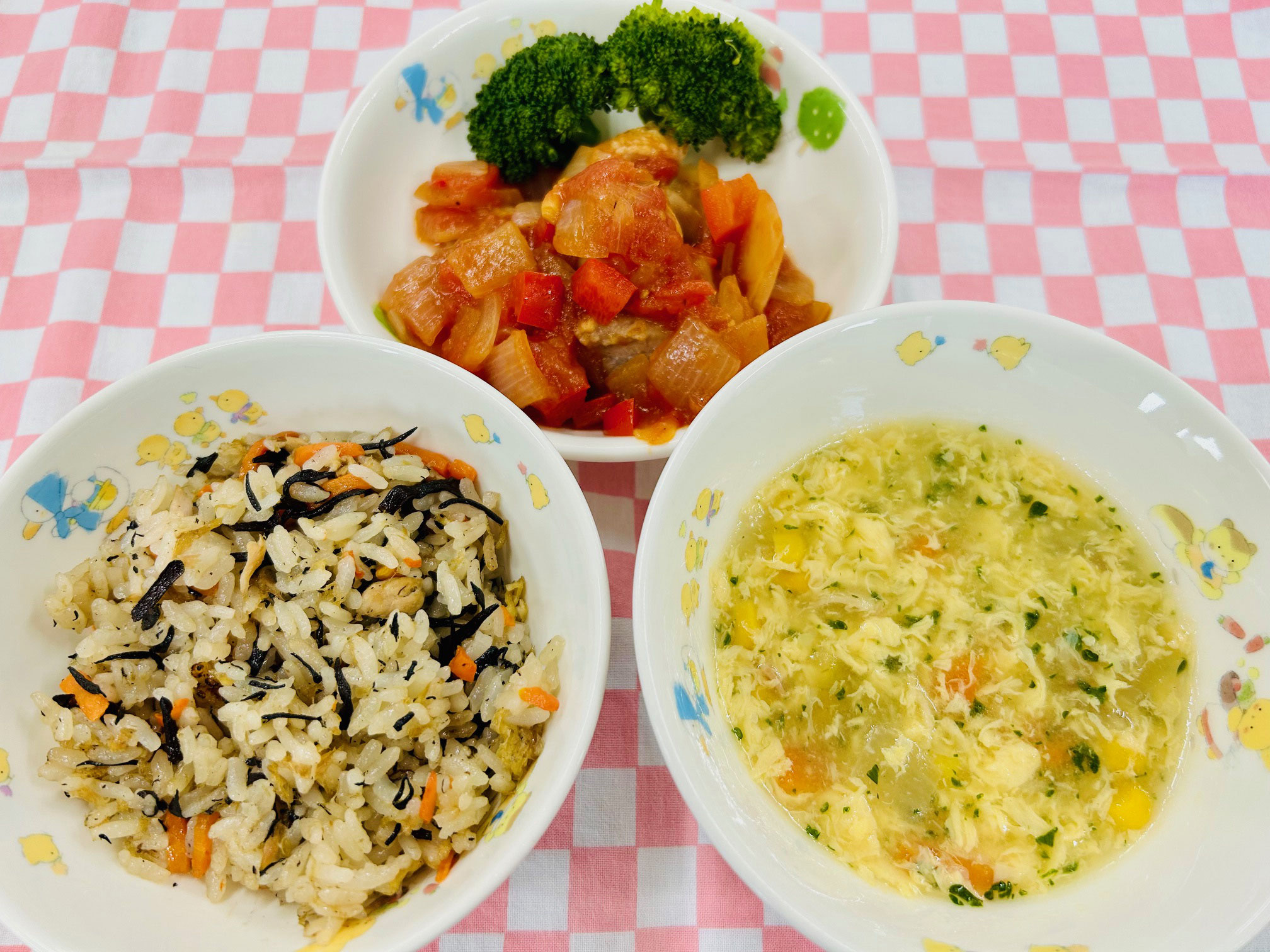 12/25　ひじきごはん　元気スープ　鶏肉のトマトソース煮　ブロッコリー