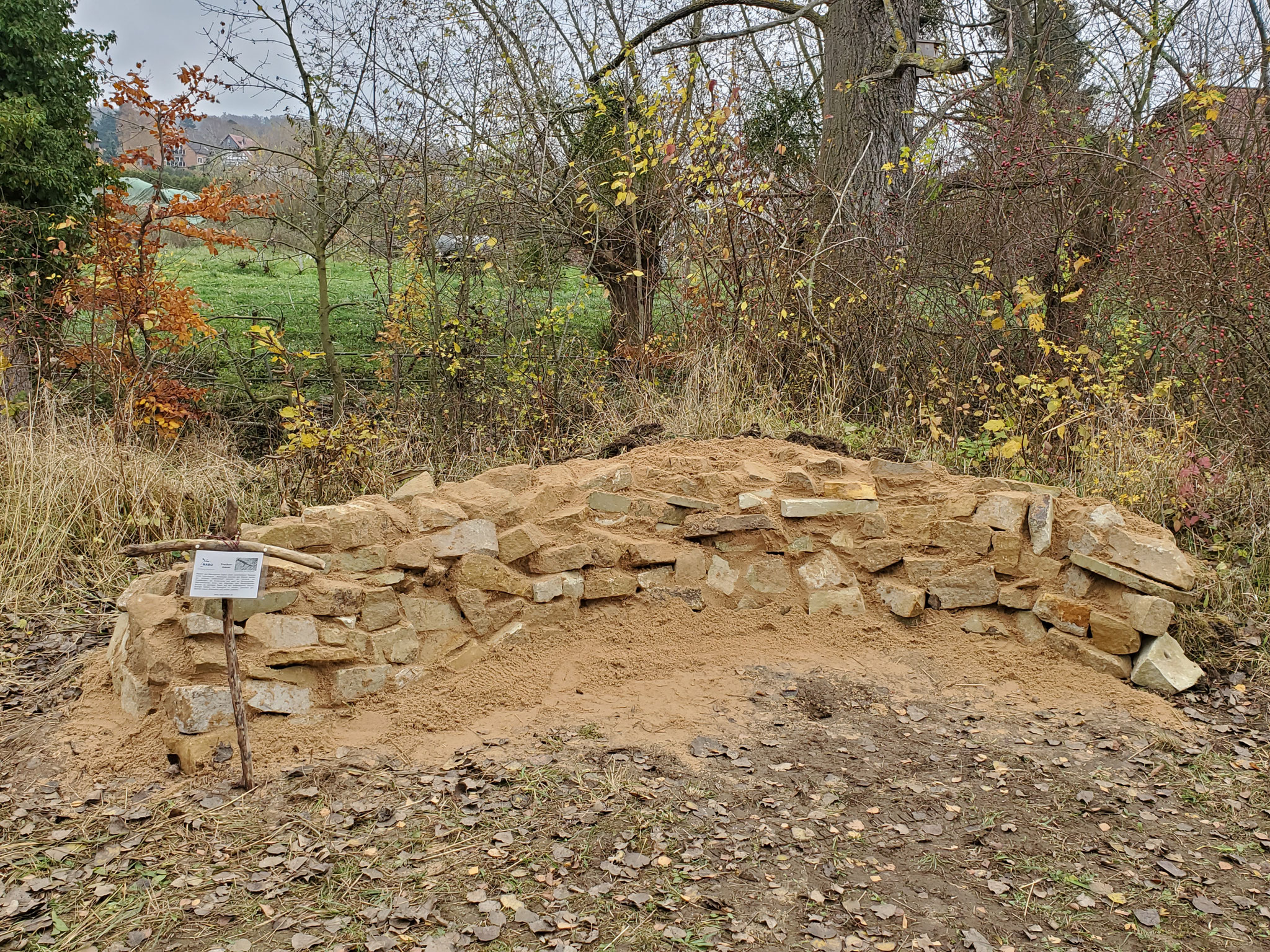 Trockenmauer für Wildbienen und andere Tiere in Heeßen (Foto: J. Auras)