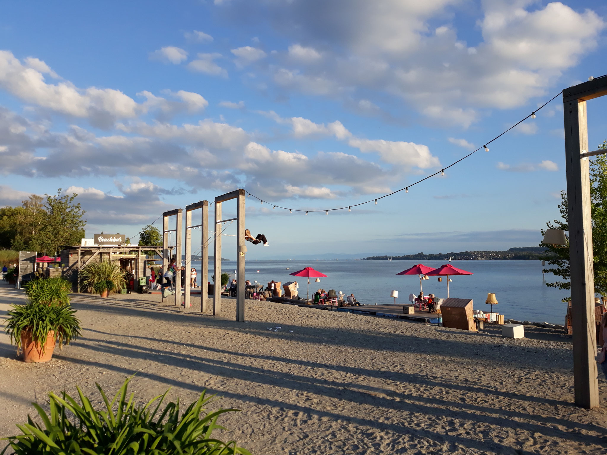 Ruhiger Blick in den Uferpark Überlingen – Bodensee-Flair, das in der Reihe immer wieder zur Kulisse wird.