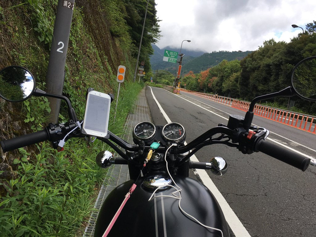 P-01 箱根新道出口側道で水分補給