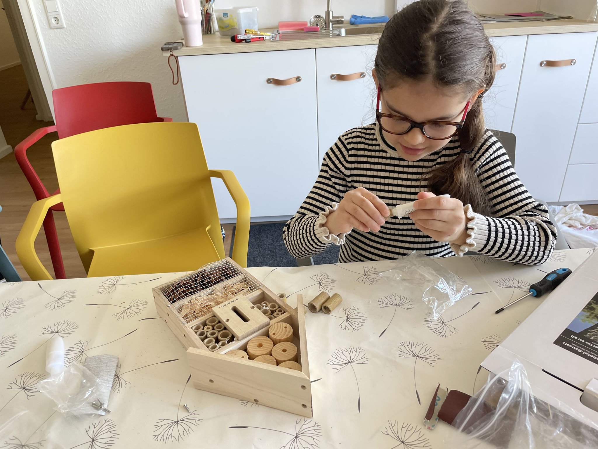 Mit Leim werden die Röhrchen ins INsektenhotel geklebt.