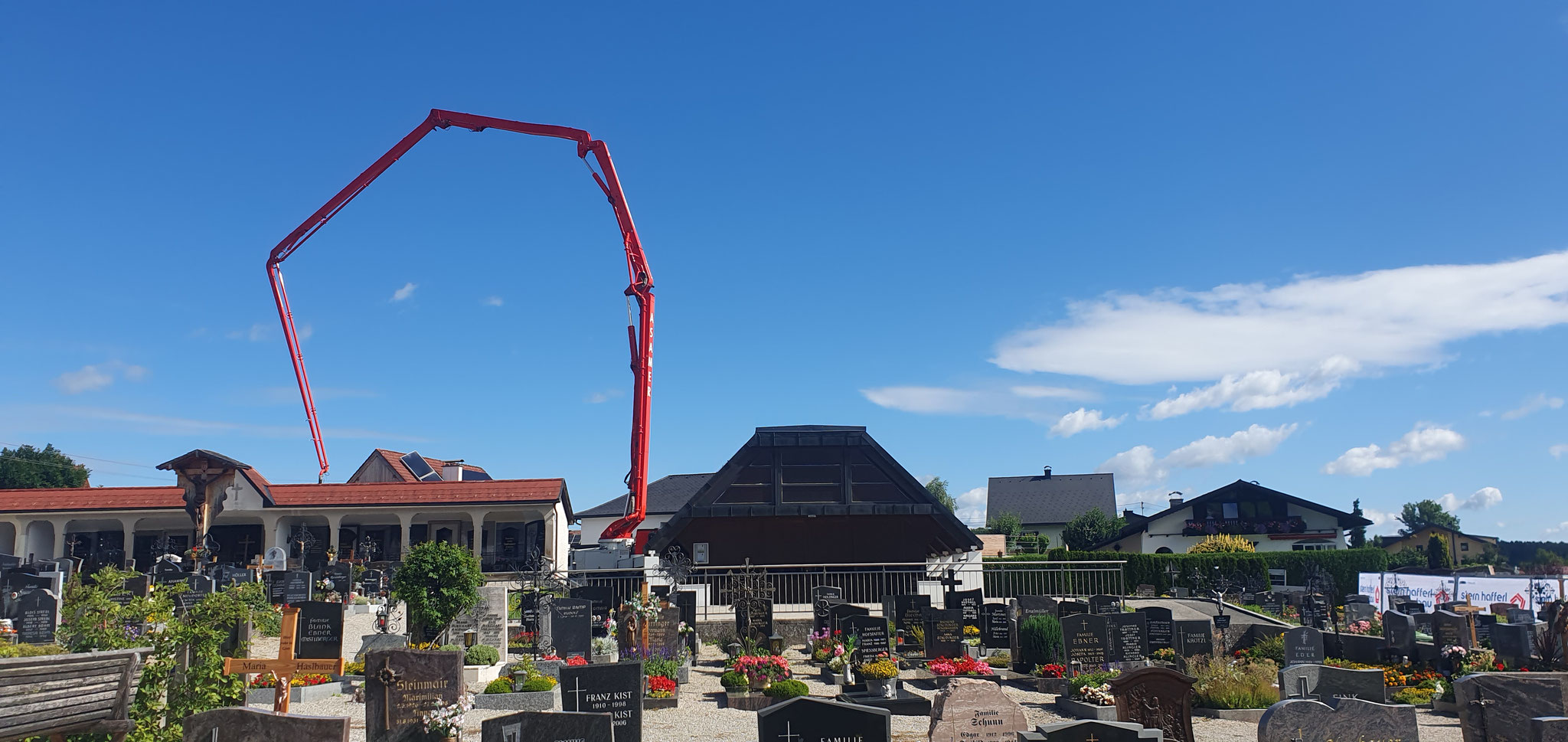 17 - Bauarbeiten für die Urnenmauer am Friedhof