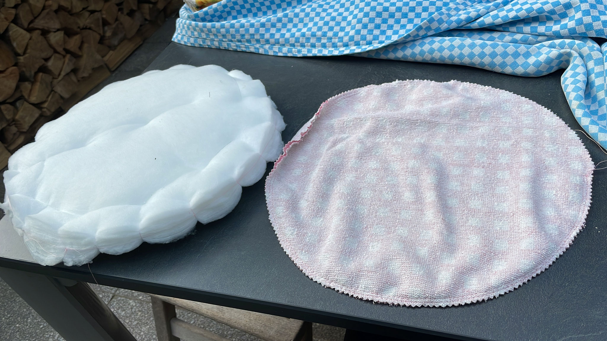 Fix some layers of wadding to one another with a couple of stitches.