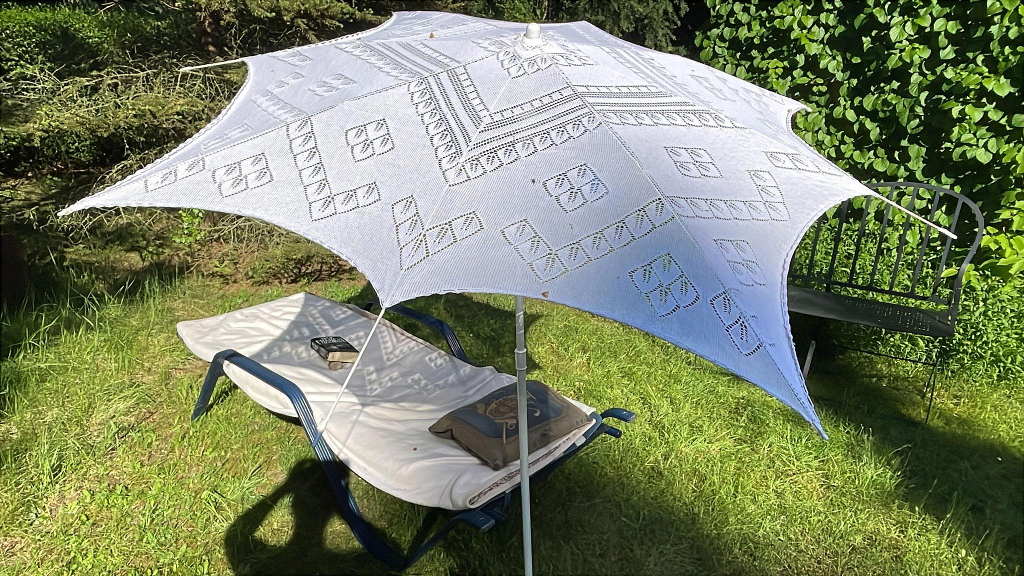 The chosen knitted tablecloth is wonderful! :) Only its shade unable to hide the whole of me. :s