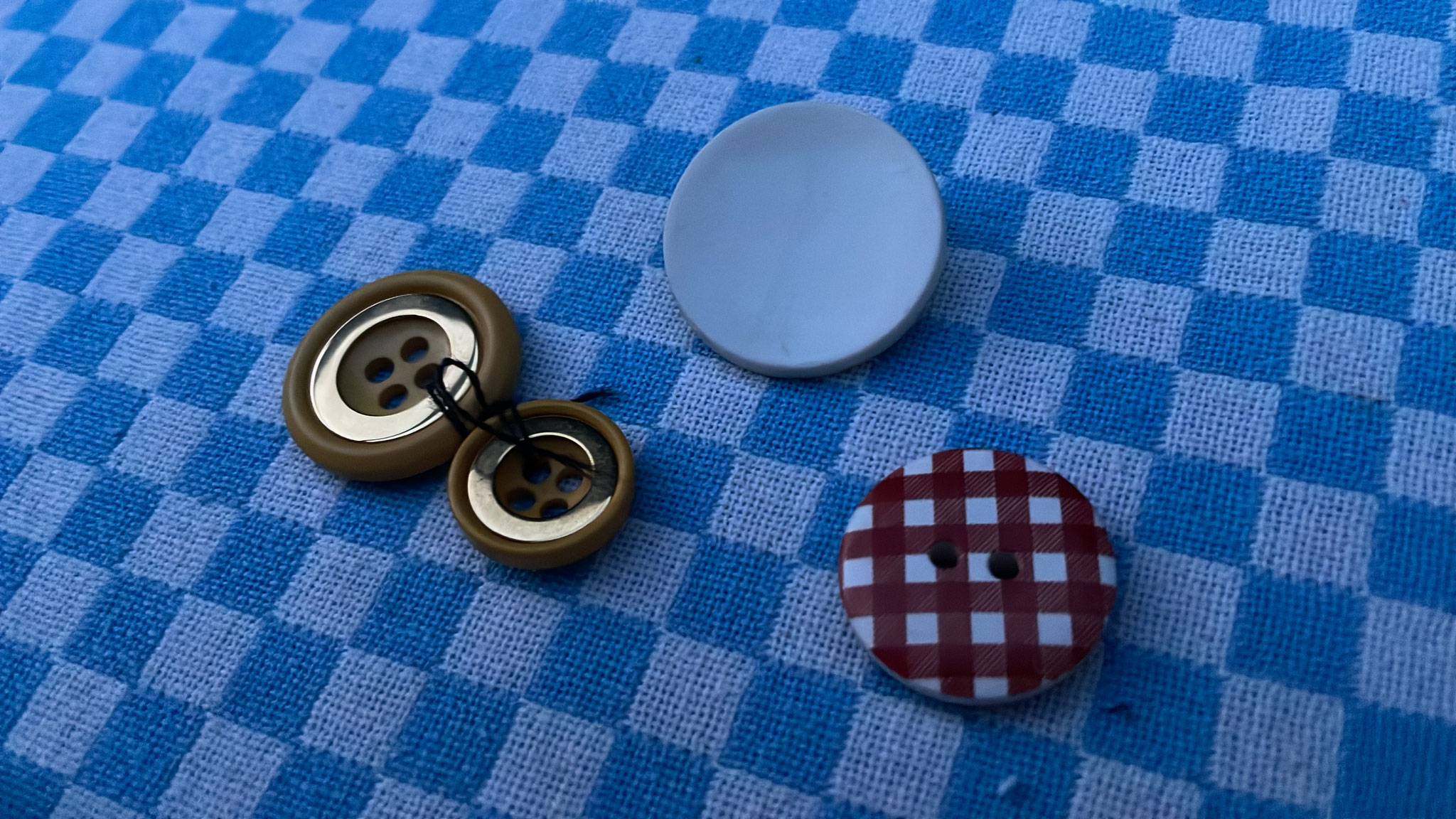 To keep the different layers in place I want a decorative button in the middle...