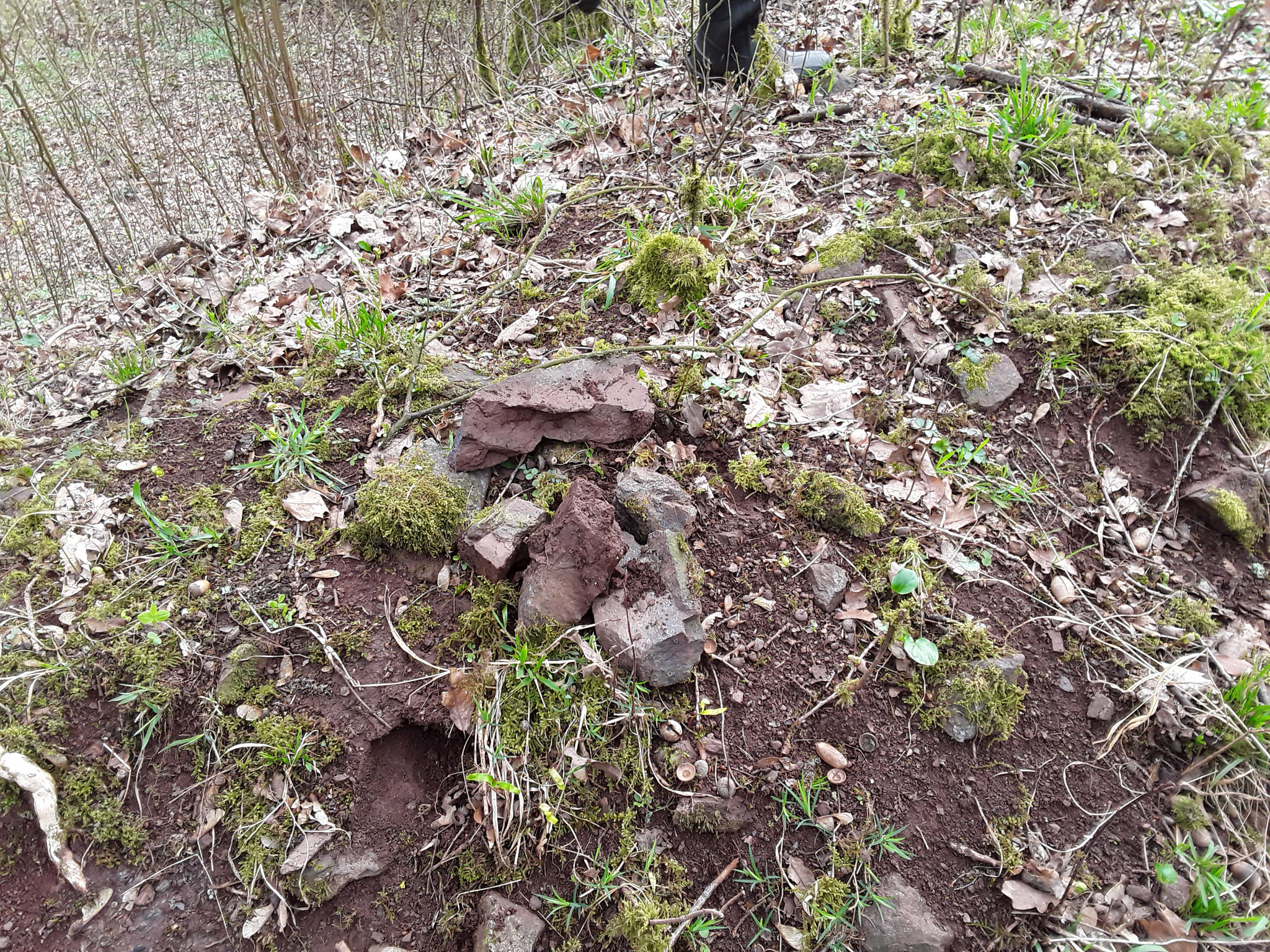 Auf der Rampe; Reste von Brauneisenstein - hier wurde Erz verladen