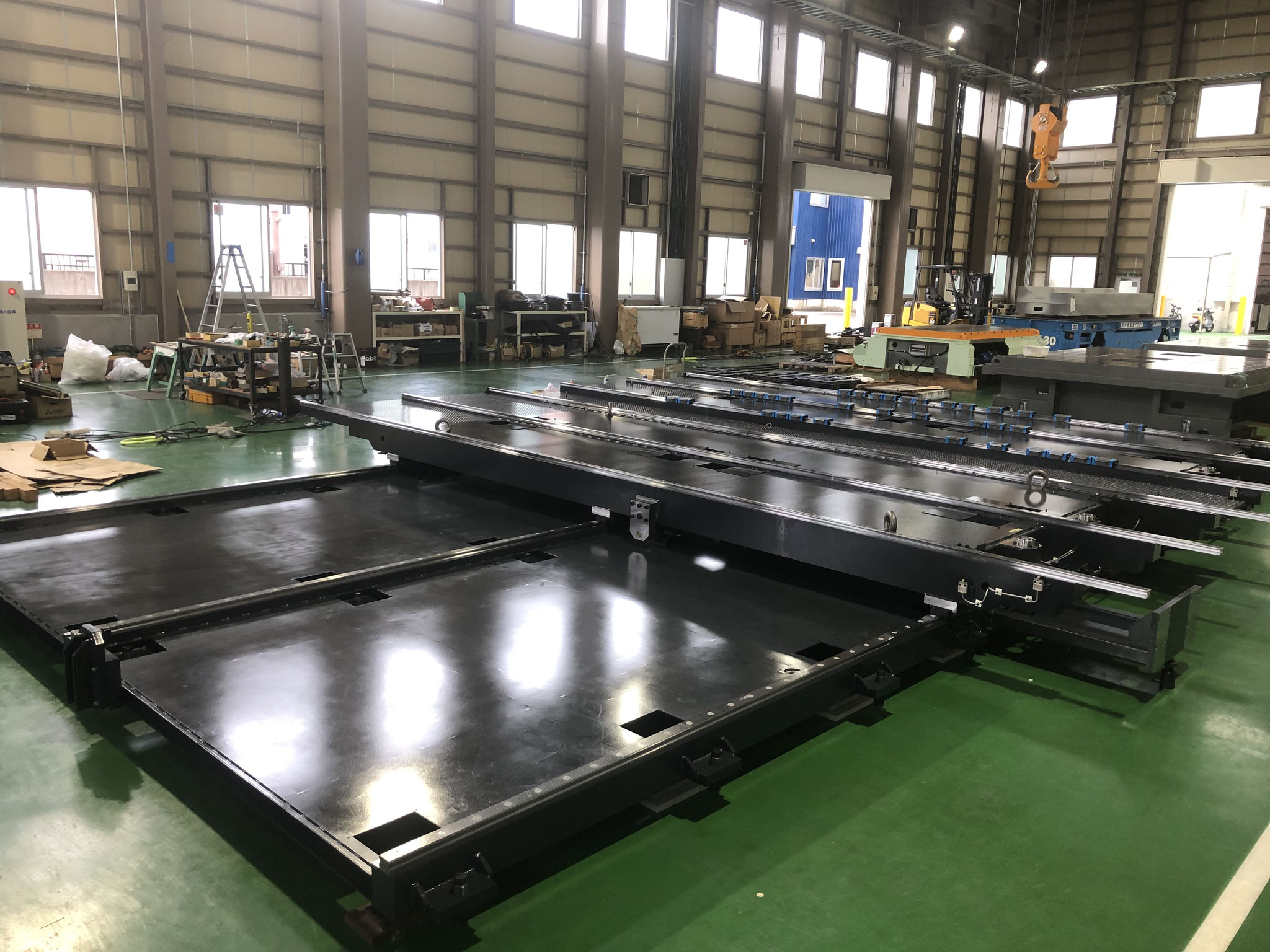 大型五面加工機用パレットチェンジャー