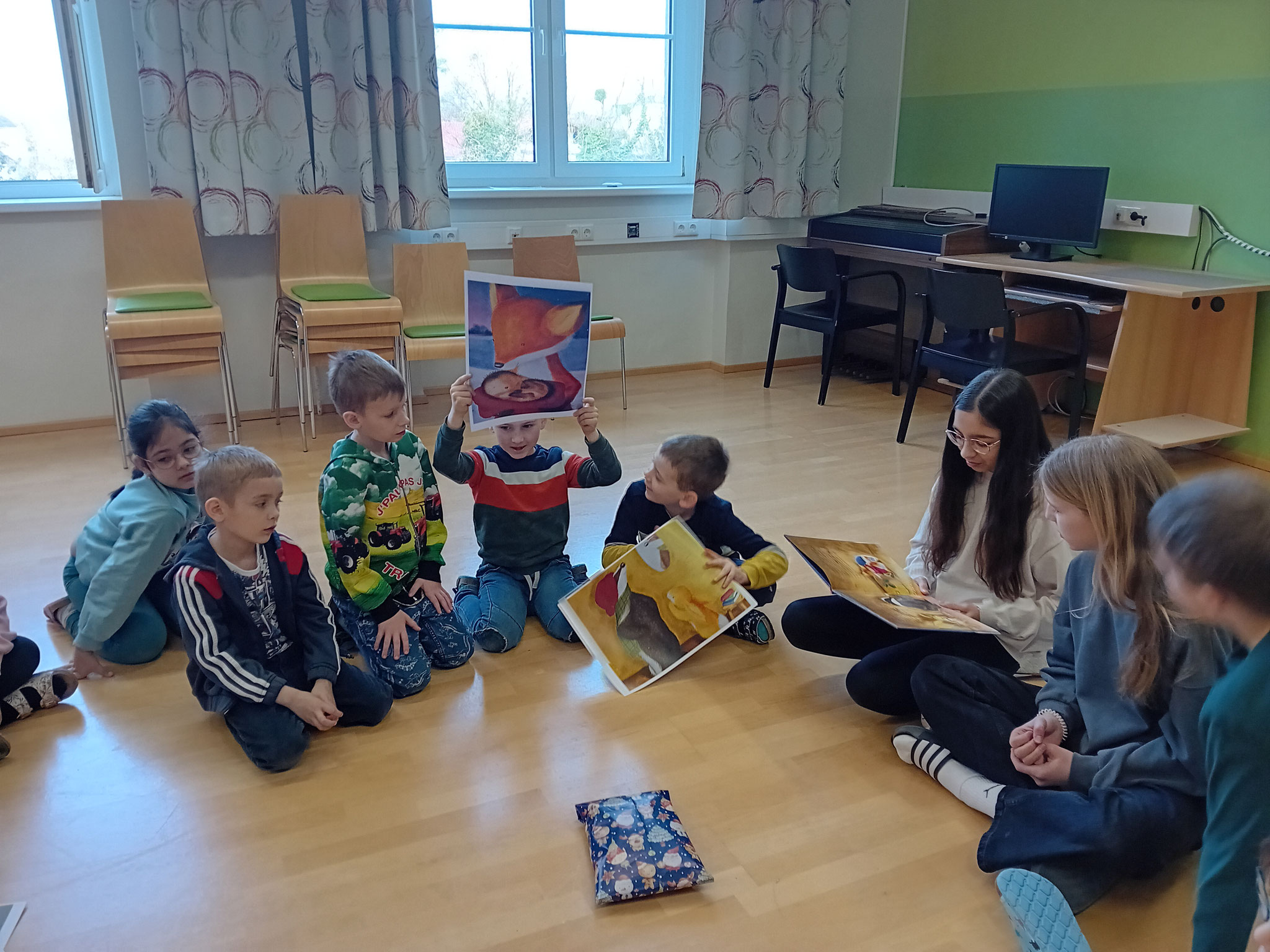 Die 3a der NMS besuchte die 1a beim Vorlesetag am 28.03.25