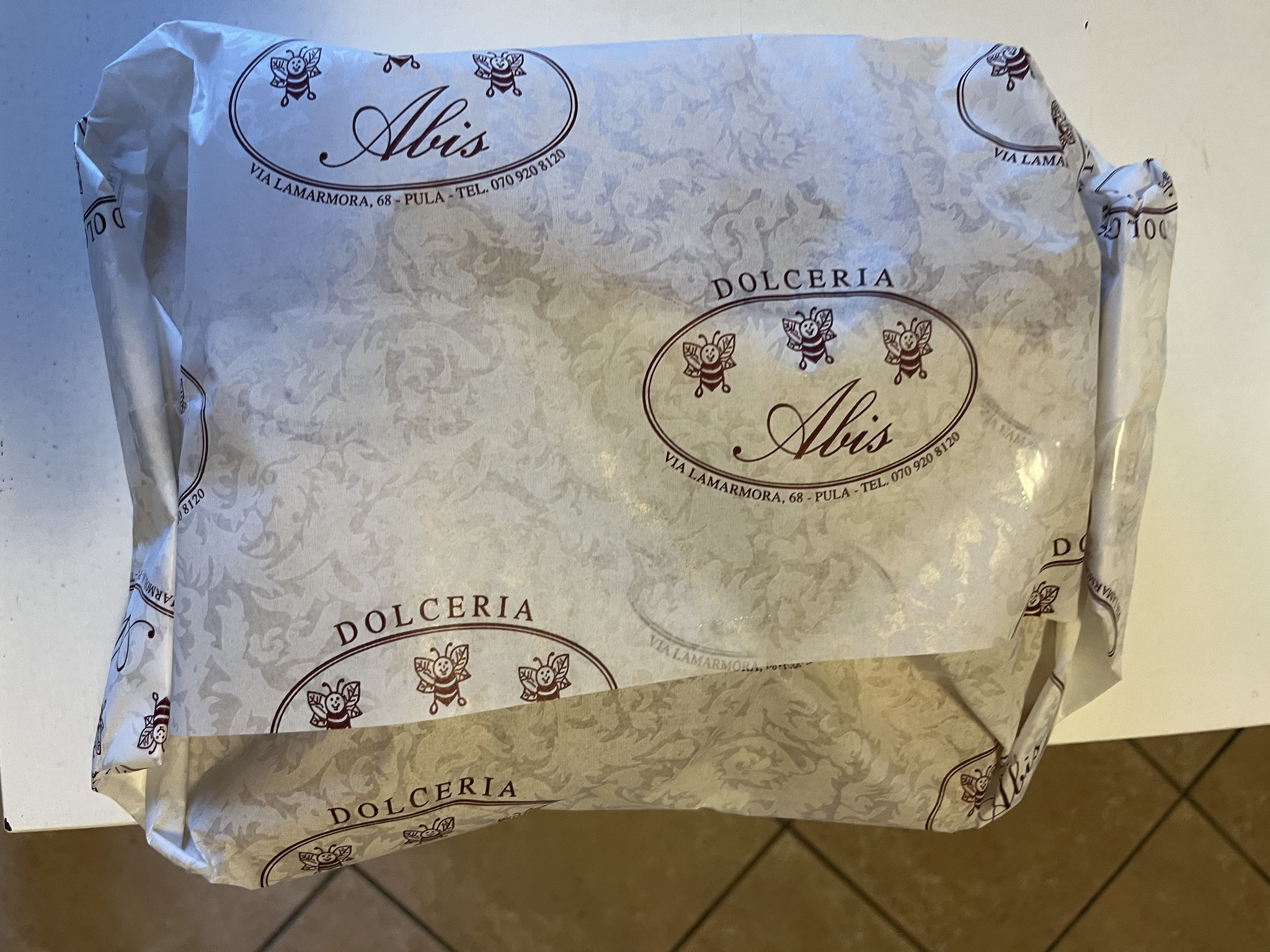 … frische Gipfeli einkaufen gehen. Ich ziehe die Regenkleider an und gehe.