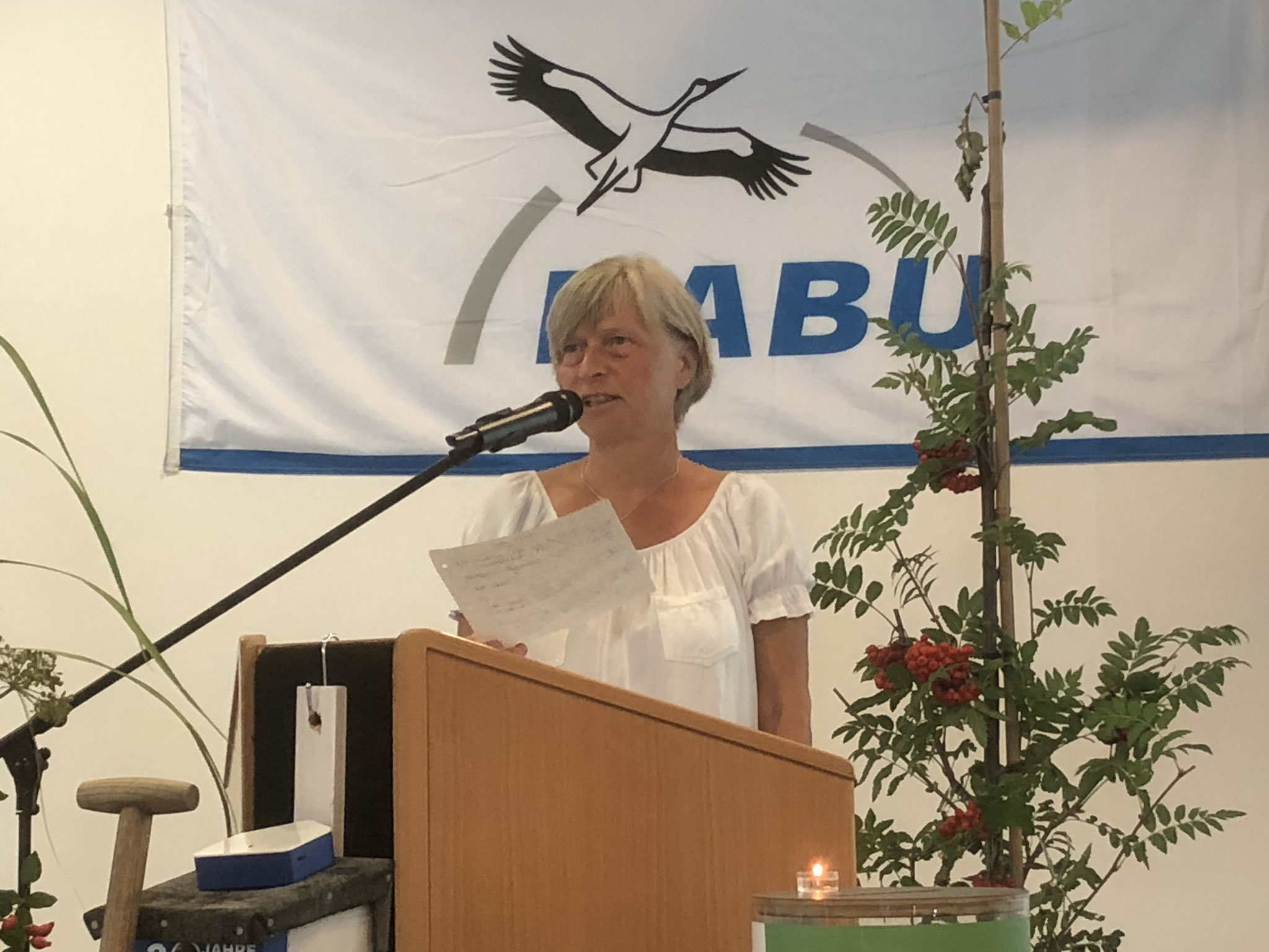 Berührte und faszinierte mit ihrem Vortrag zu ihrer Ausstellung "Der leere Himmel": Die Hamburger Fotografin, Naturschützerin und Journalistin Valerie Wagner (Foto F. Diebrok)