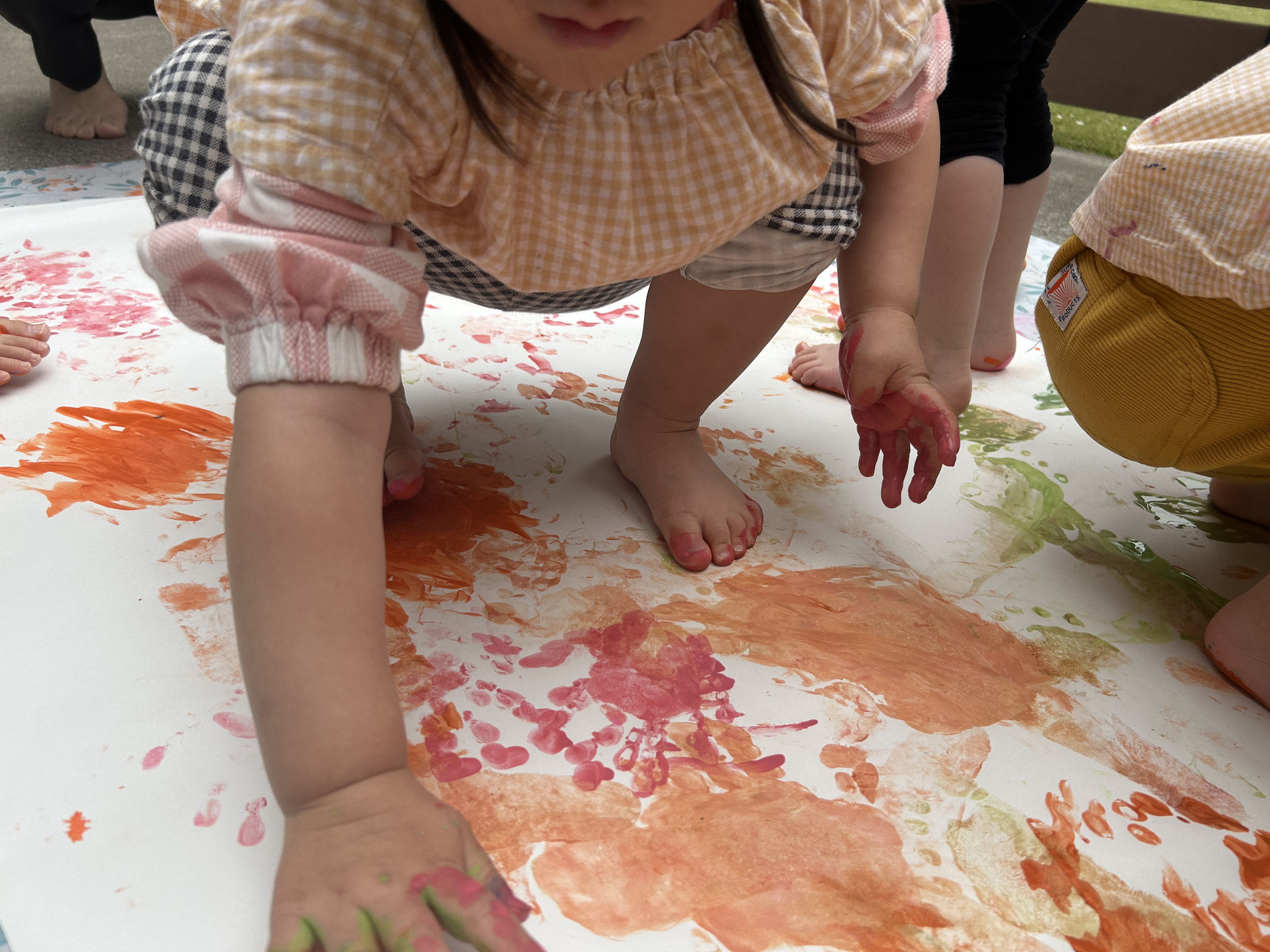 手や足にたっぷり絵の具を付けていますよ。