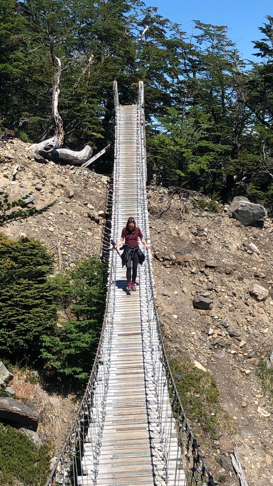 Die Brücke wirkt stabil, schaukelt aber ganz schön hin und her