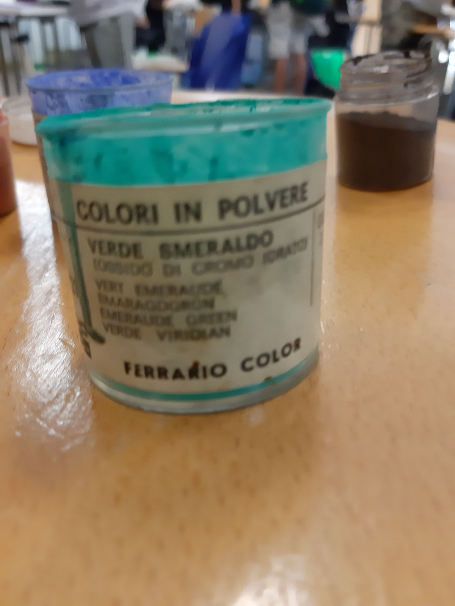 Pigmento : polvere colorata finemente macinata  ( colore: verde smeraldo) 