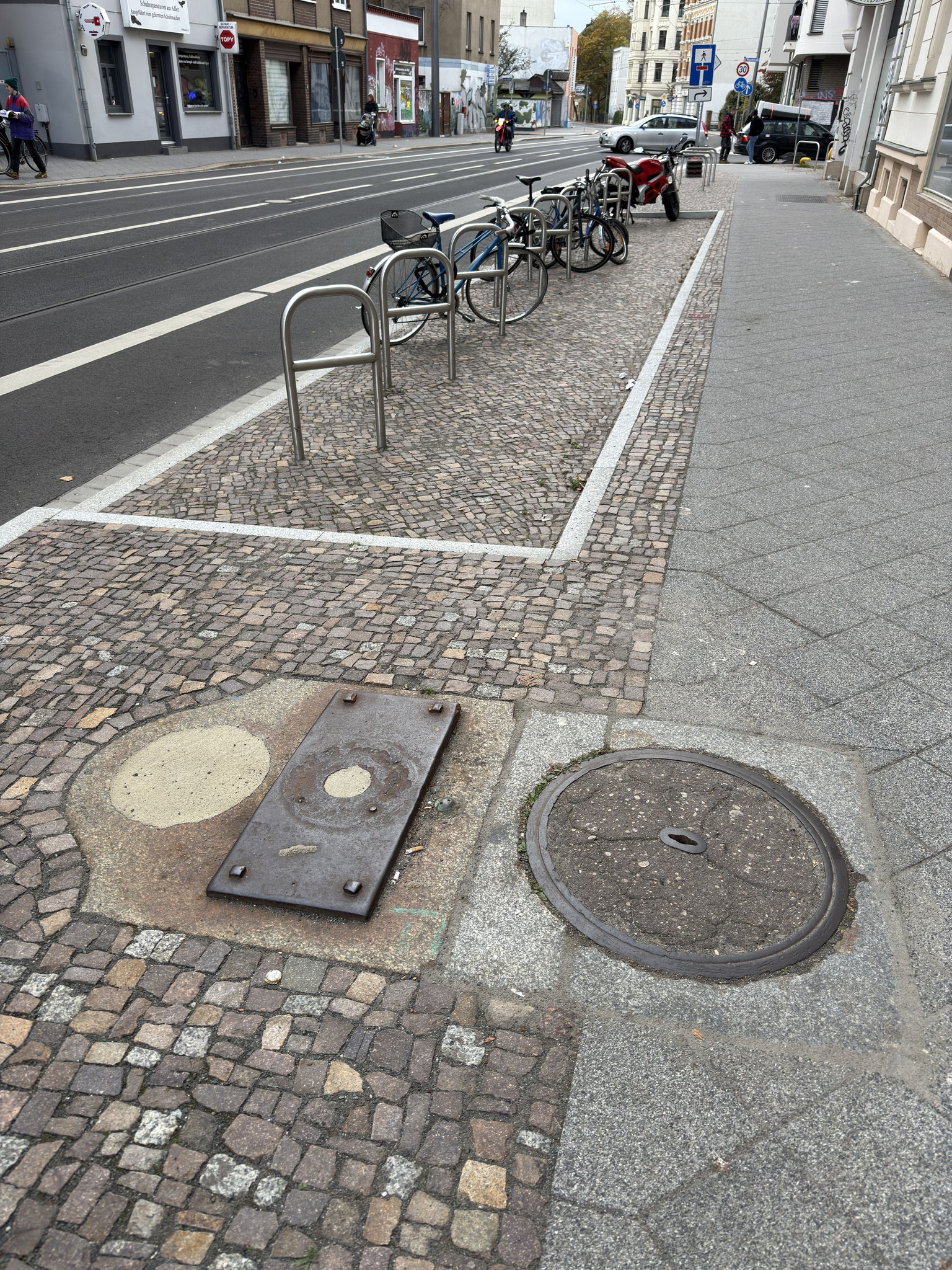 Reste einer Pumpe (laut Denkmalsliste Typ Delhin) in der Dieskaustraße vor Haus 12 NL 20.10.2025