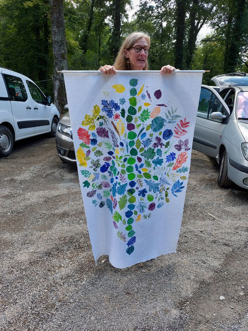 Une autre photo d'Isabelle et de l'impression réalisé sur du tissu