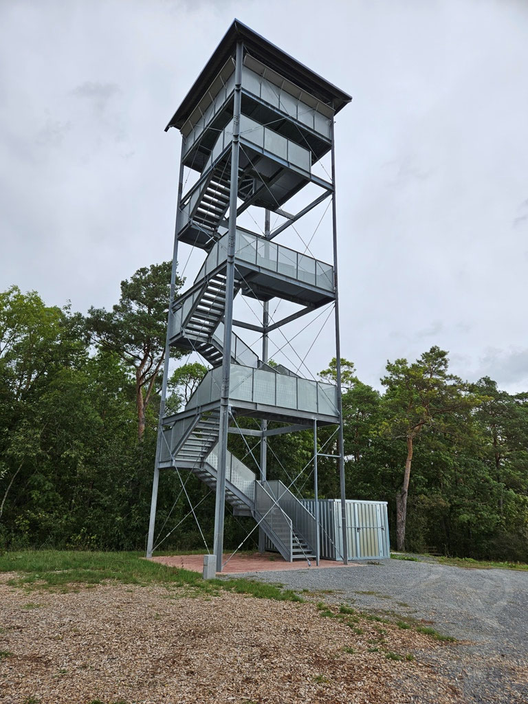 Der Aussichtsturm auf dem Stahlberg bei Uissigheim war der Treffpunkt für die Exkursion.