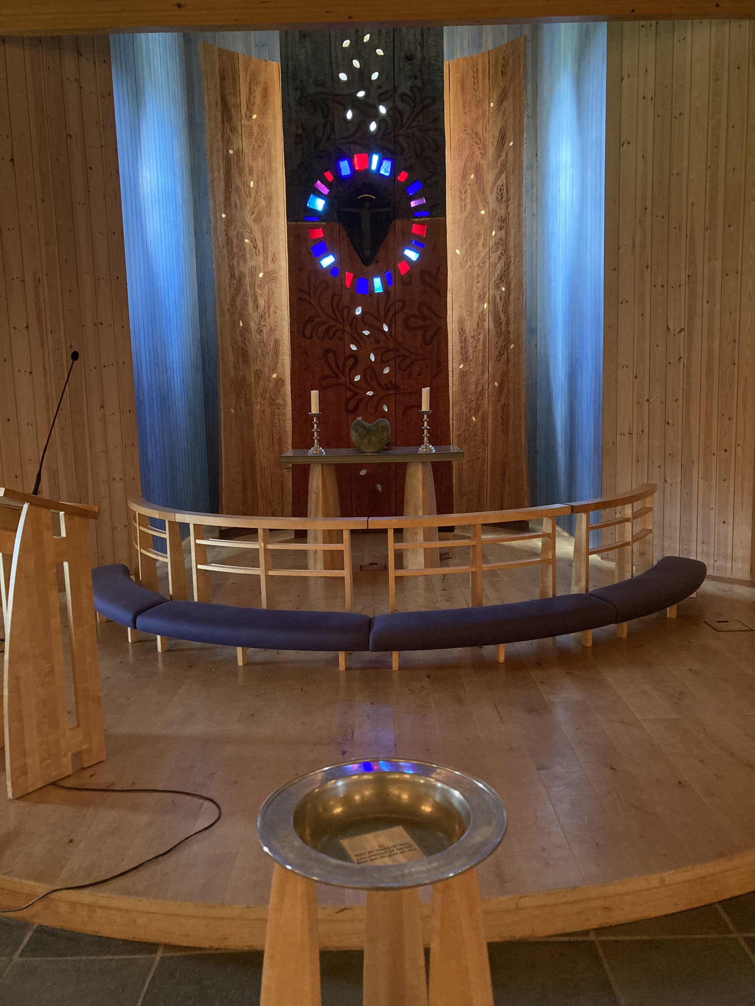 für den Winter ist die Kirche in einem Haus