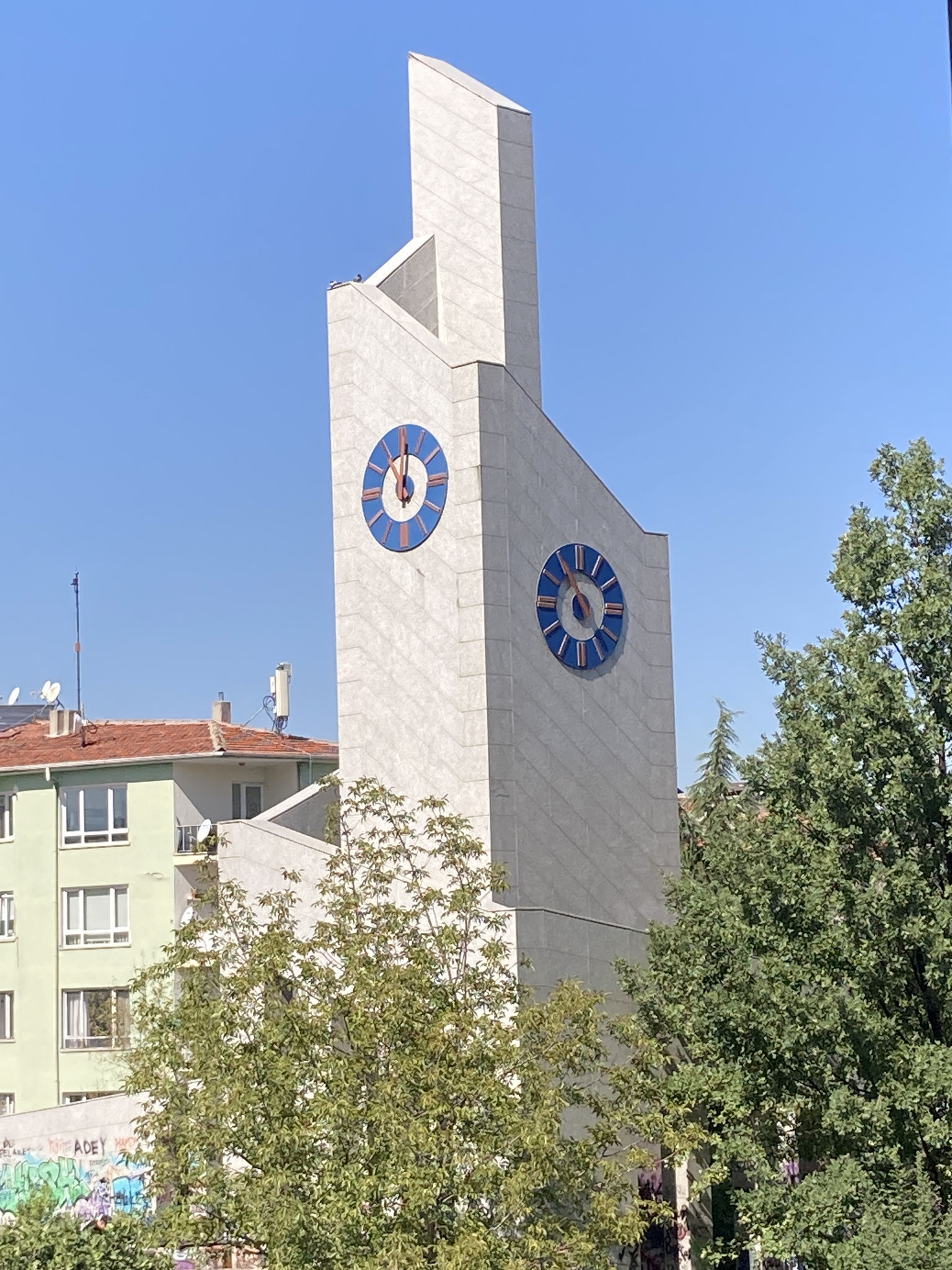 und daneben ein Turm mit Uhr