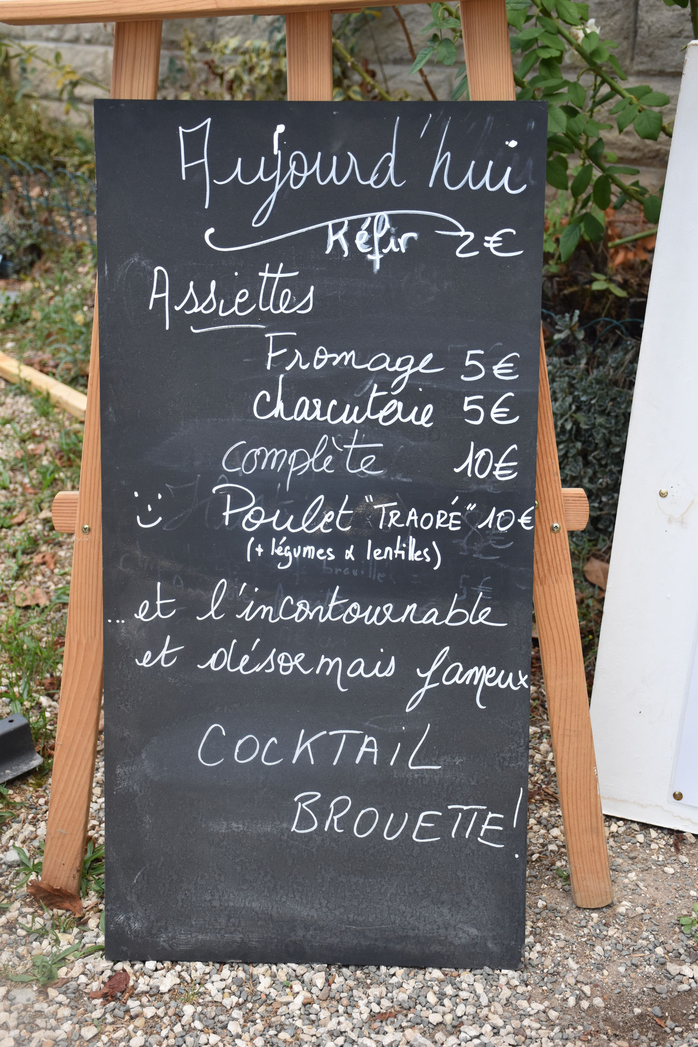 2022 - 24 St-Aubin-de-Lanquais - démo de coulage de bronze - Café-librairie Les Amis de la Brouette