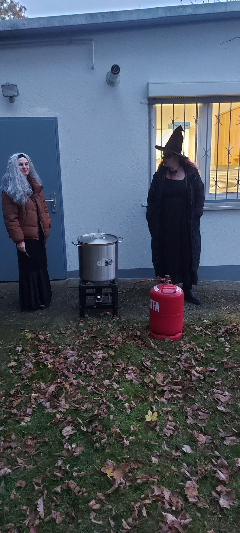 Die Hexen beim Kochen der Kürbiscreme Suppe
