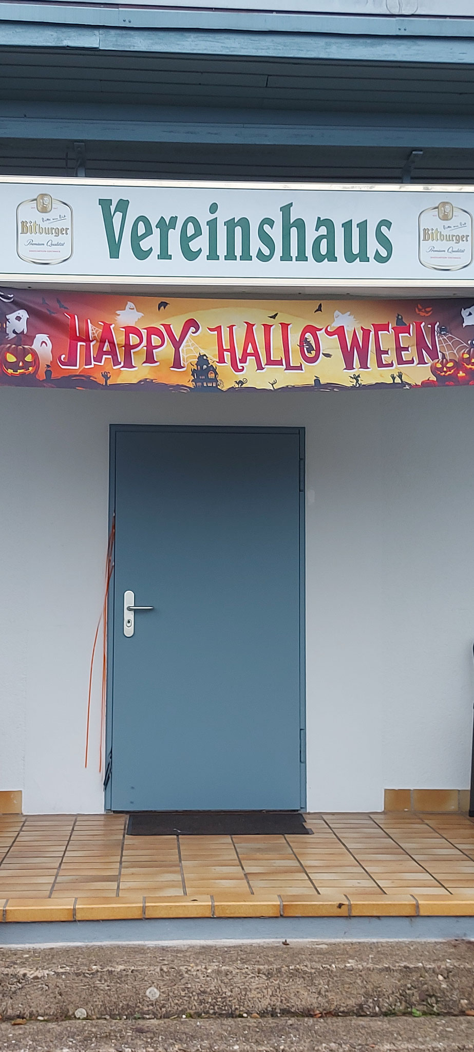 Banner an der Eingangstür