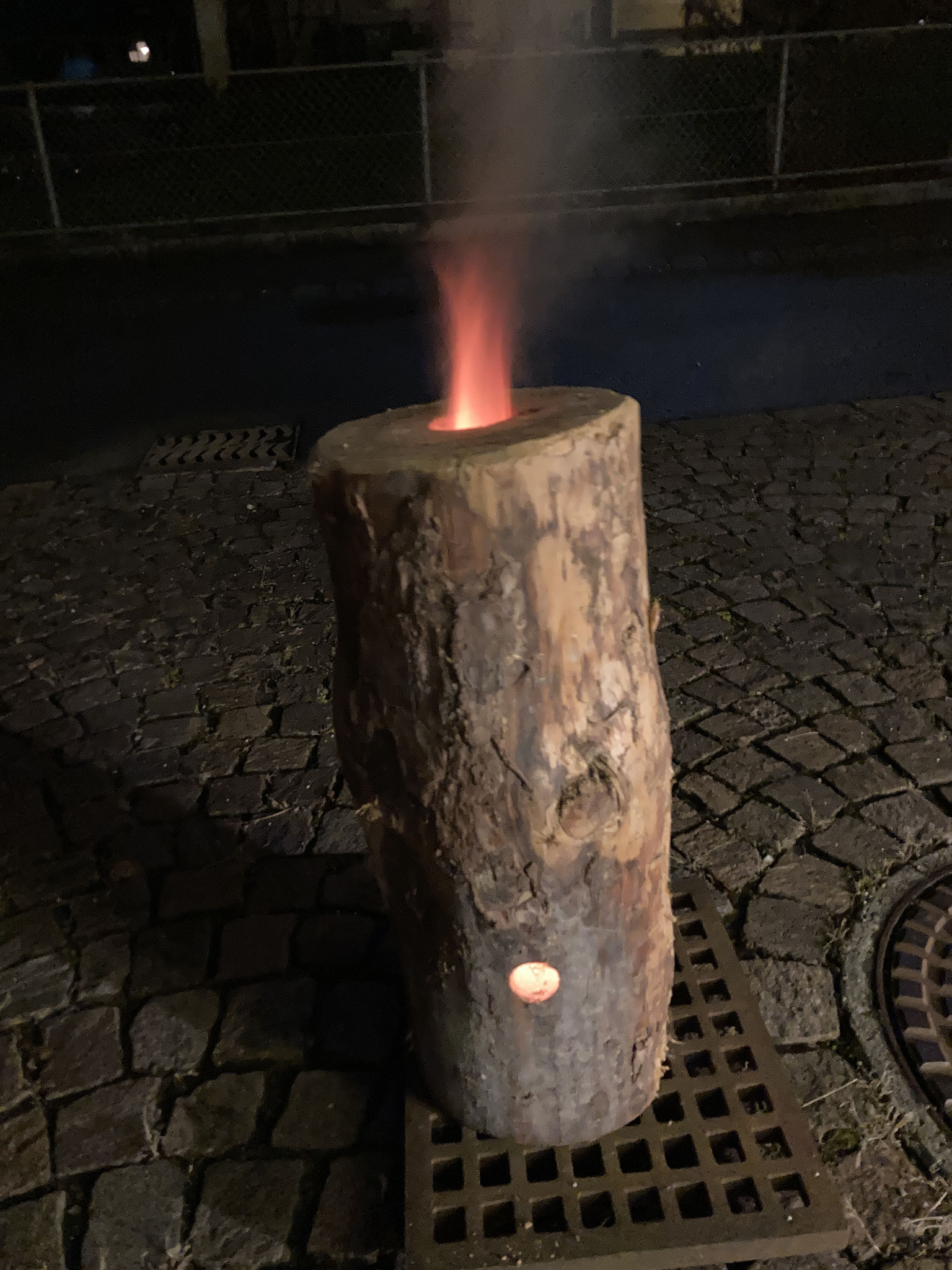 ...der Baumstamm fängt Feuer...