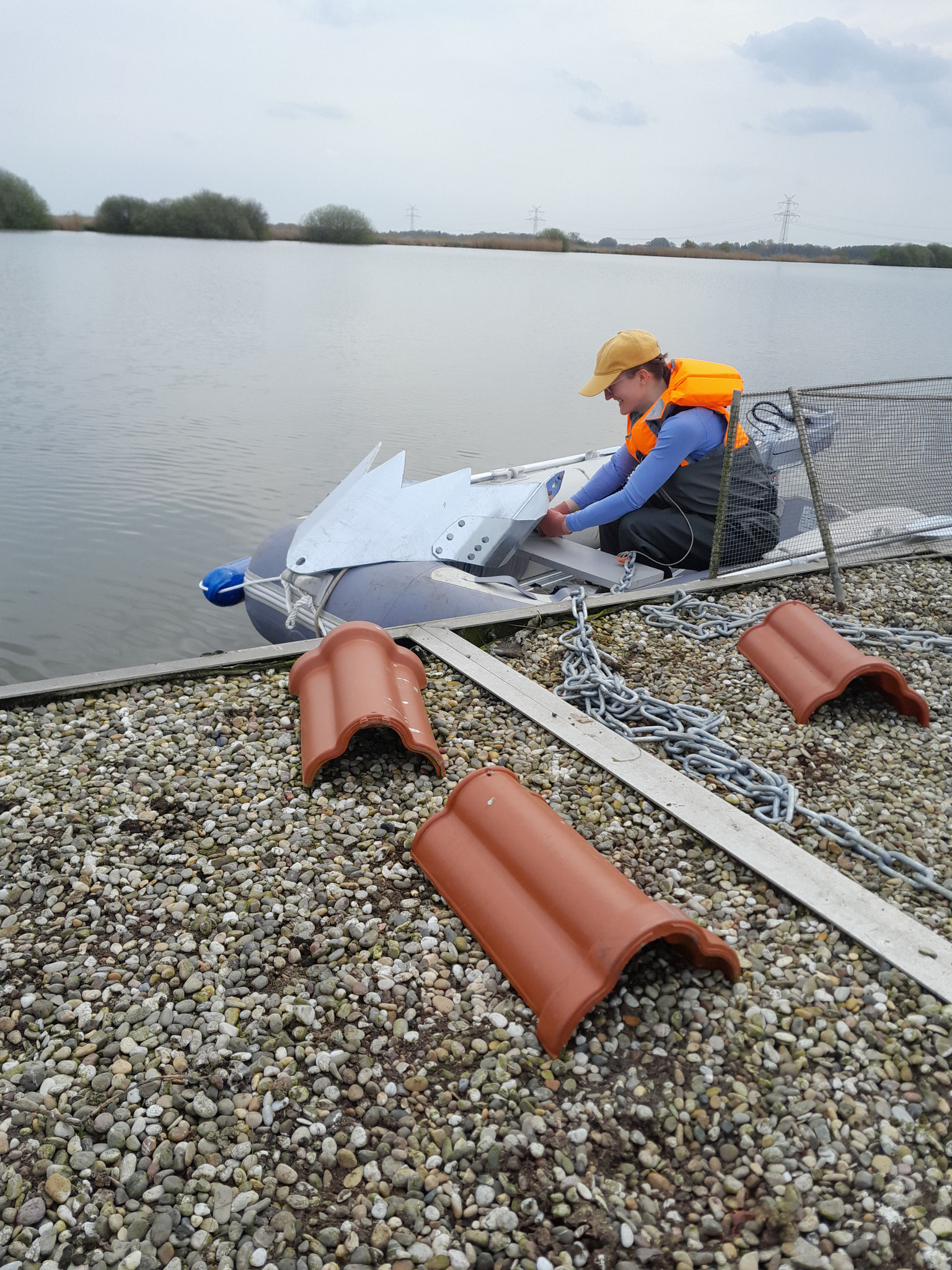 Ein neuer Anker wird am Brutfloß Wymeer angebracht. Foto: ÖNSL